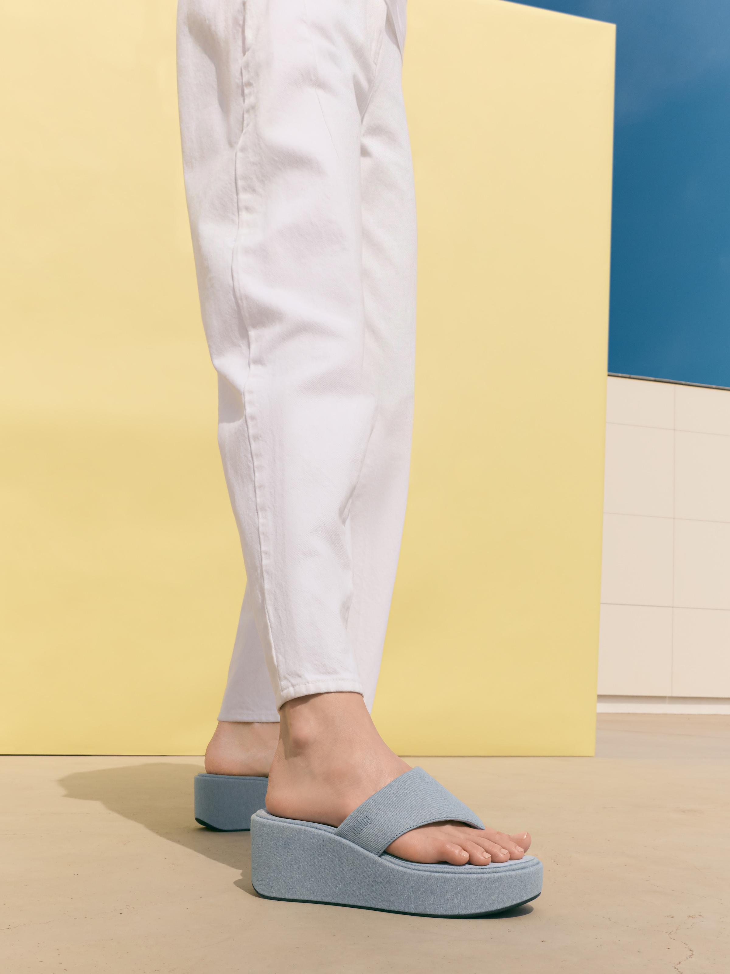 Fitflop Dianette »PLATFFORMS DENIM WEDGE TOE-POST SANDALS«  Plateau, Zehensteg, Sommerschuh mit weichem Zehensteg