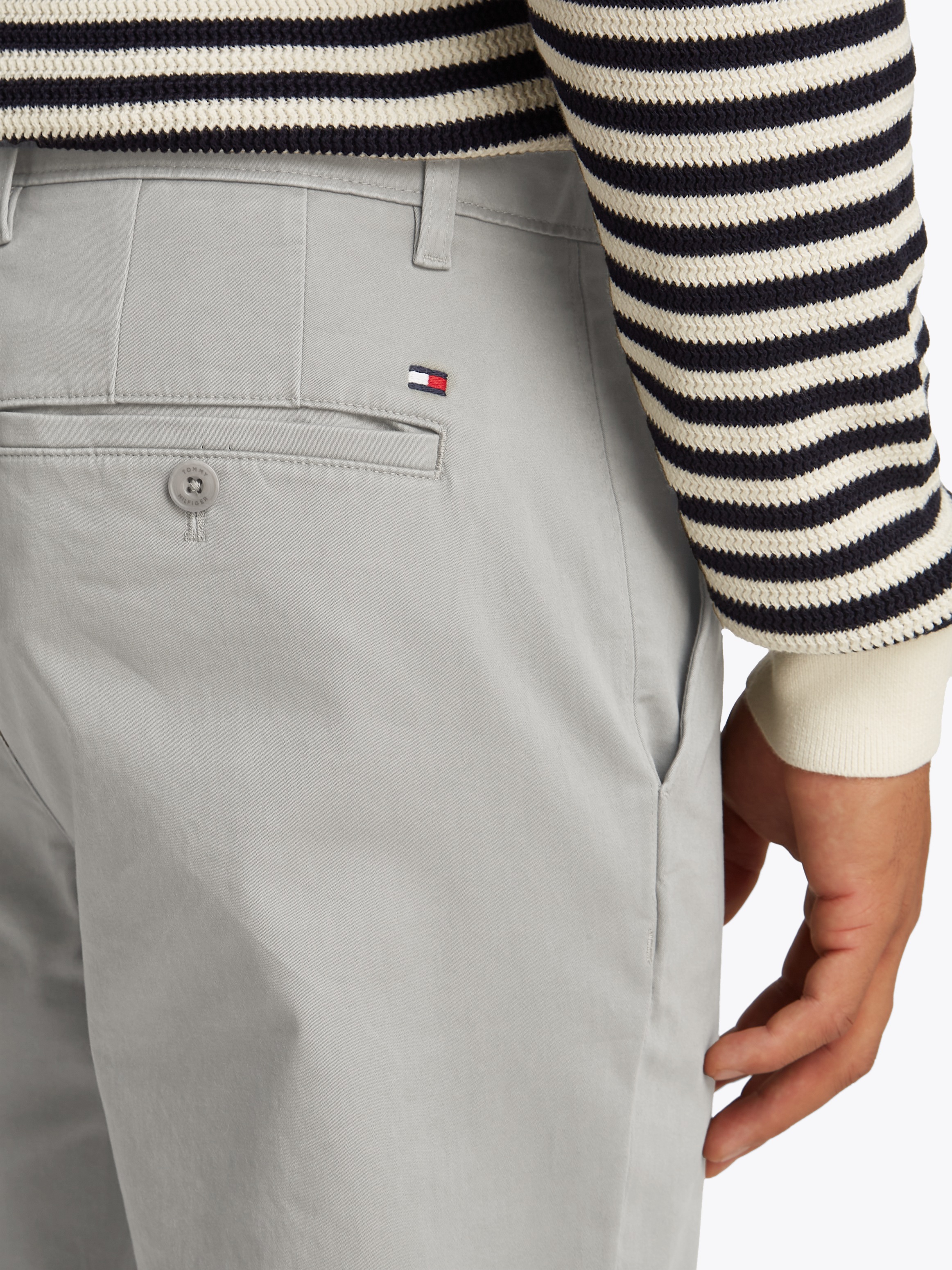 Tommy Hilfiger "DENTON CHINO SATIN" mit Gesäßtaschen mit Knopf, Logosticker günstig online kaufen