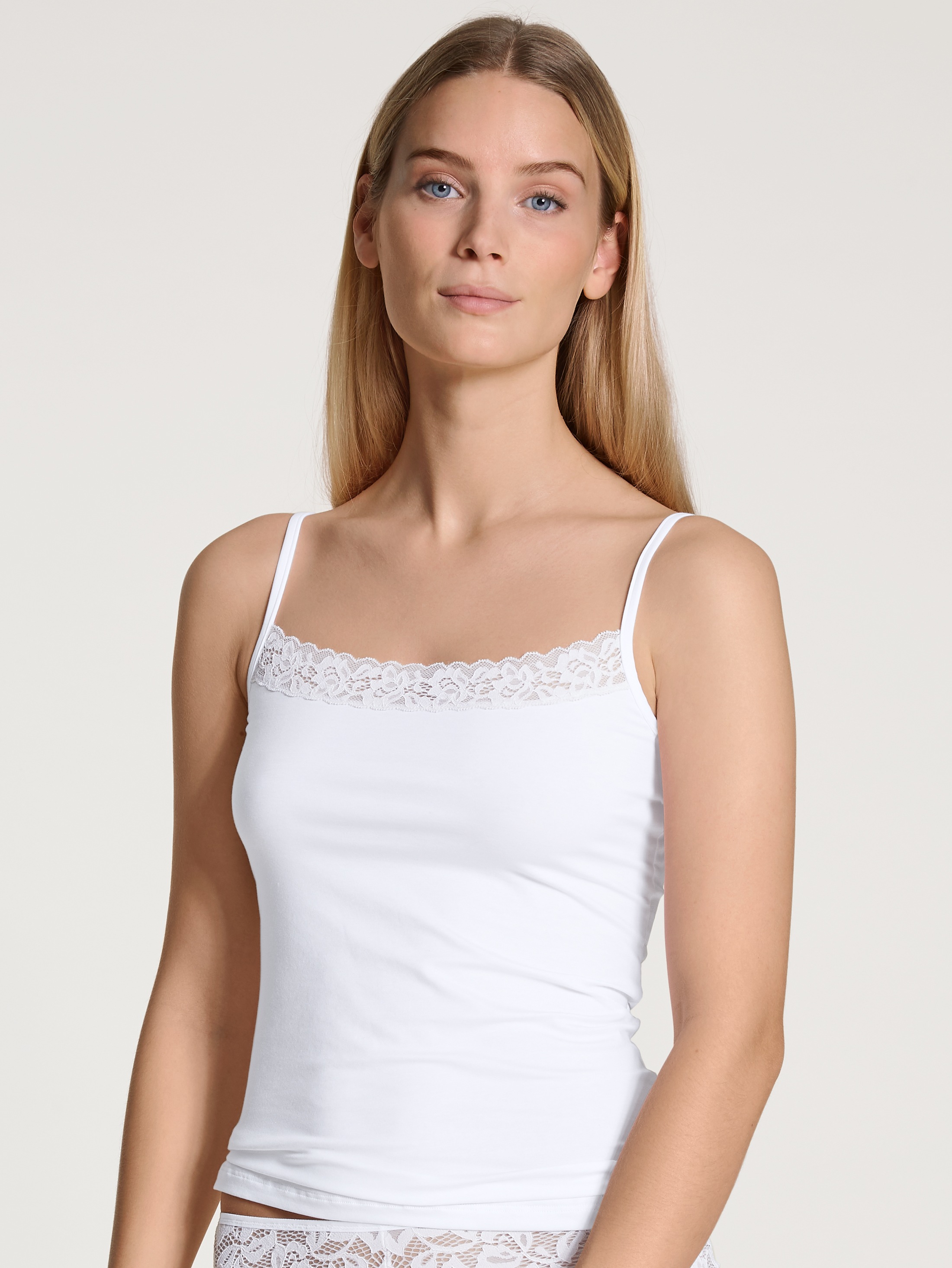 Spaghettitop CALIDA "Natural Comfort Lace", Damen, Gr. XS (36/38), weiß, Single Jersey, Obermaterial: 92% Baumwolle, 8% Elasthan, unifarben, normal hüftbedeckend, hoch geschlossener Ausschnitt, Tops, weiche Spitze, elastisch, Single Jersey Qualität, Cotto 6