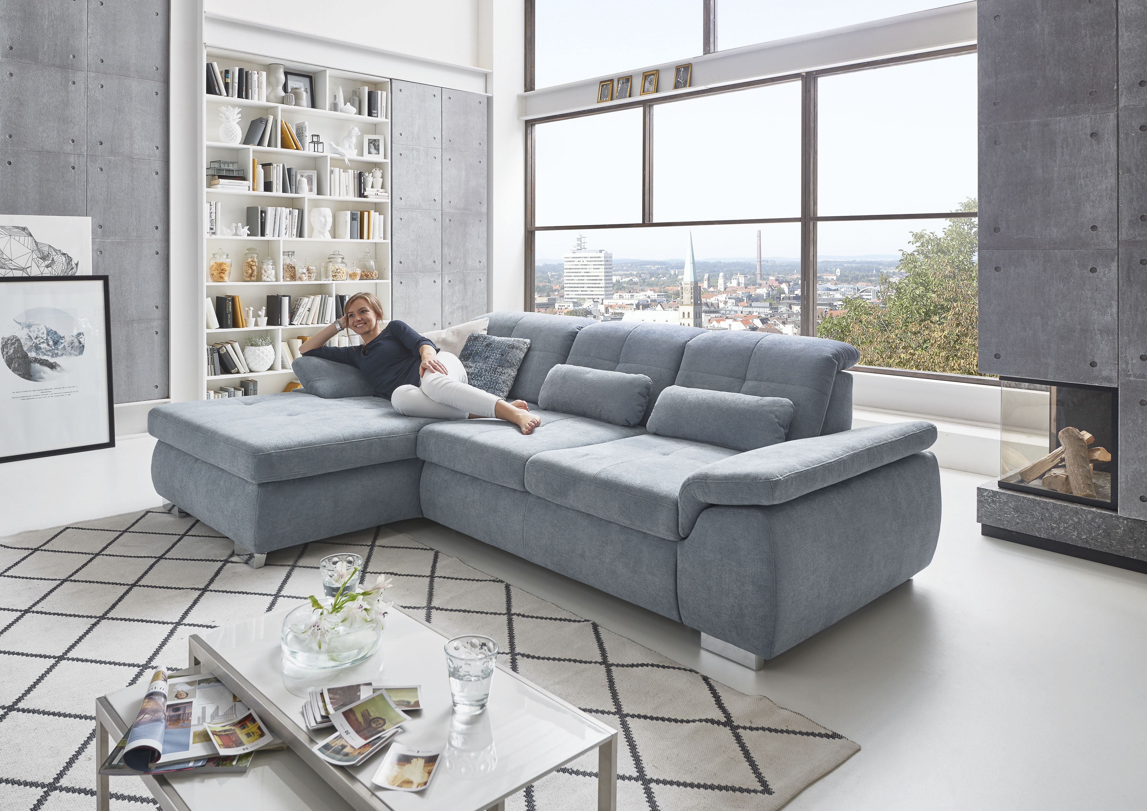 Die PlanBar Ecksofa "MP-IN16037 L-Form, Breite 289 cm, mit Federkern-Polsterung" mit Sitztiefenverstellung & Zierkissen