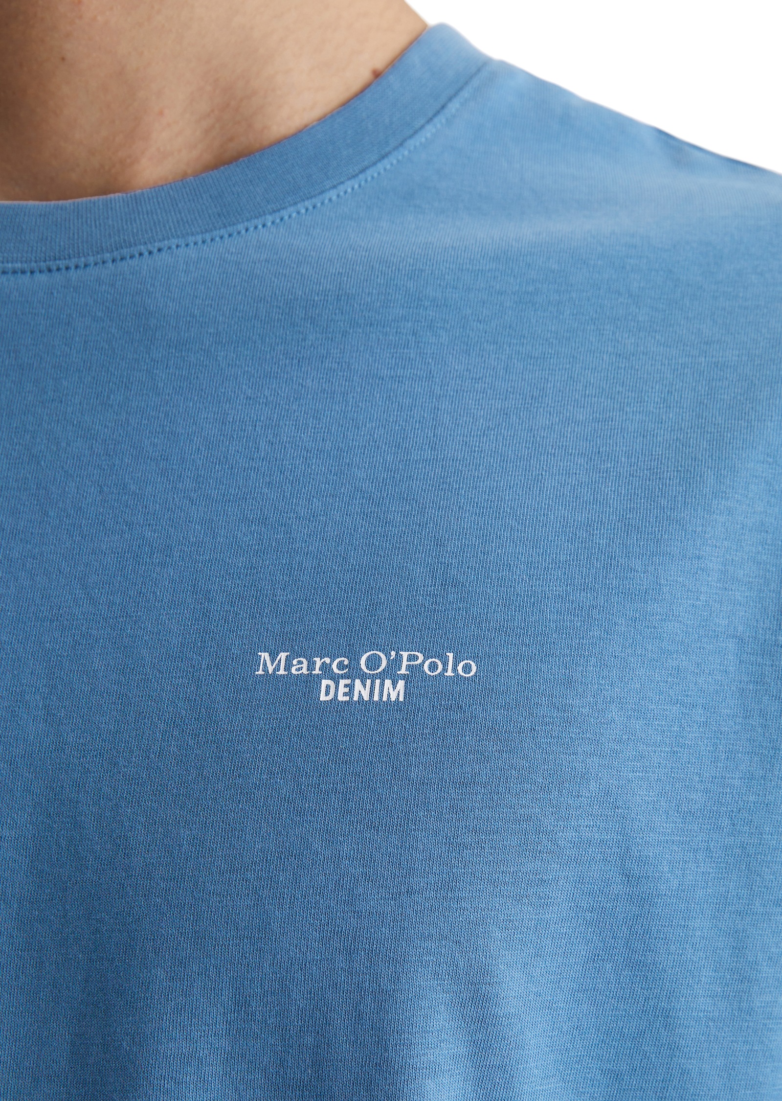 Thumbnail - Marc OPolo DENIM T-Shirt Ein dezenter Logo-Print auf der Brust