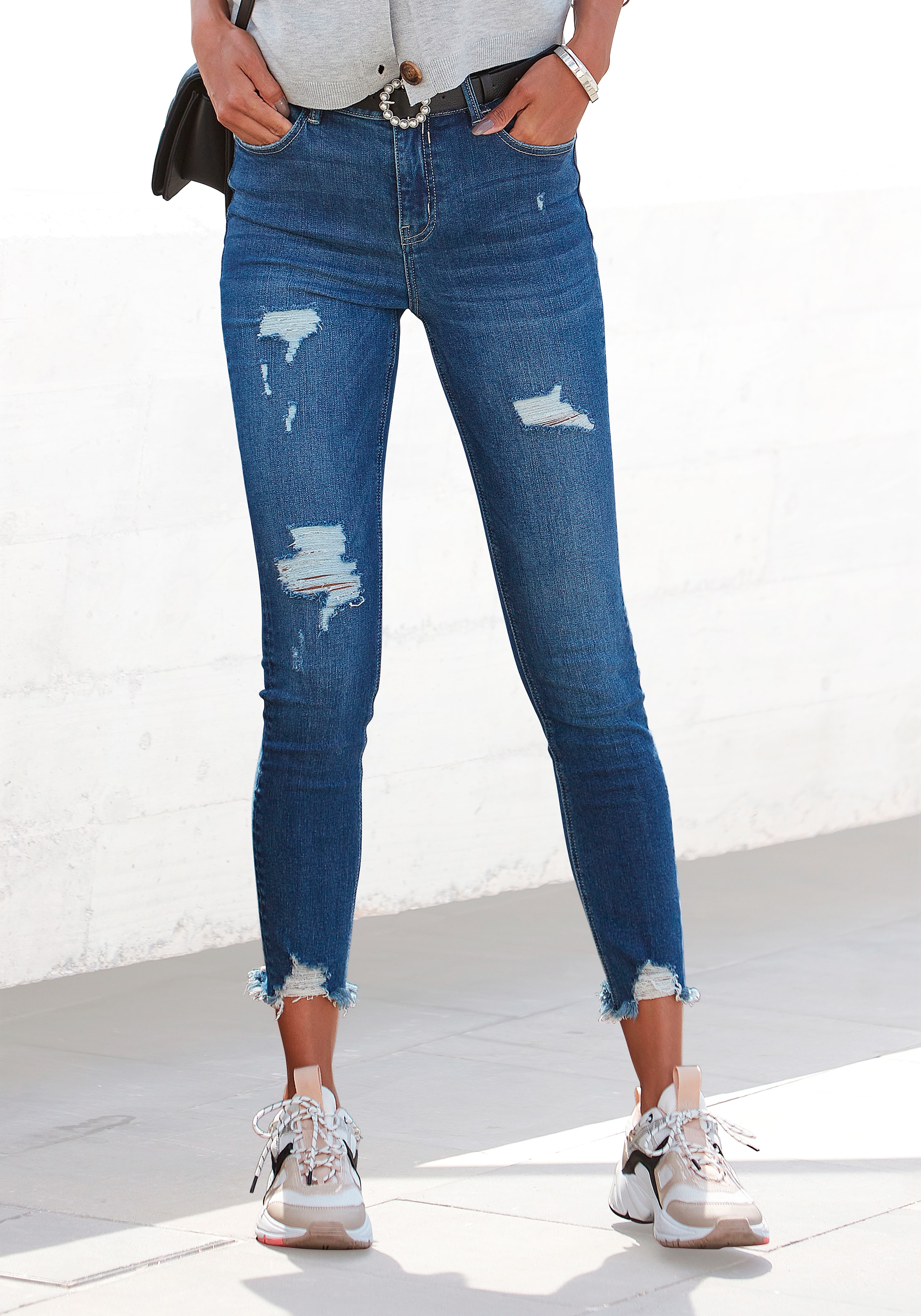 Buffalo Destroyed-Jeans "mit ausgefransten Saumabschlüssen aus bequemer Baumwollmischung" mit ausgefranstem Beinabschluss und Stretchanteil, schmale Passform