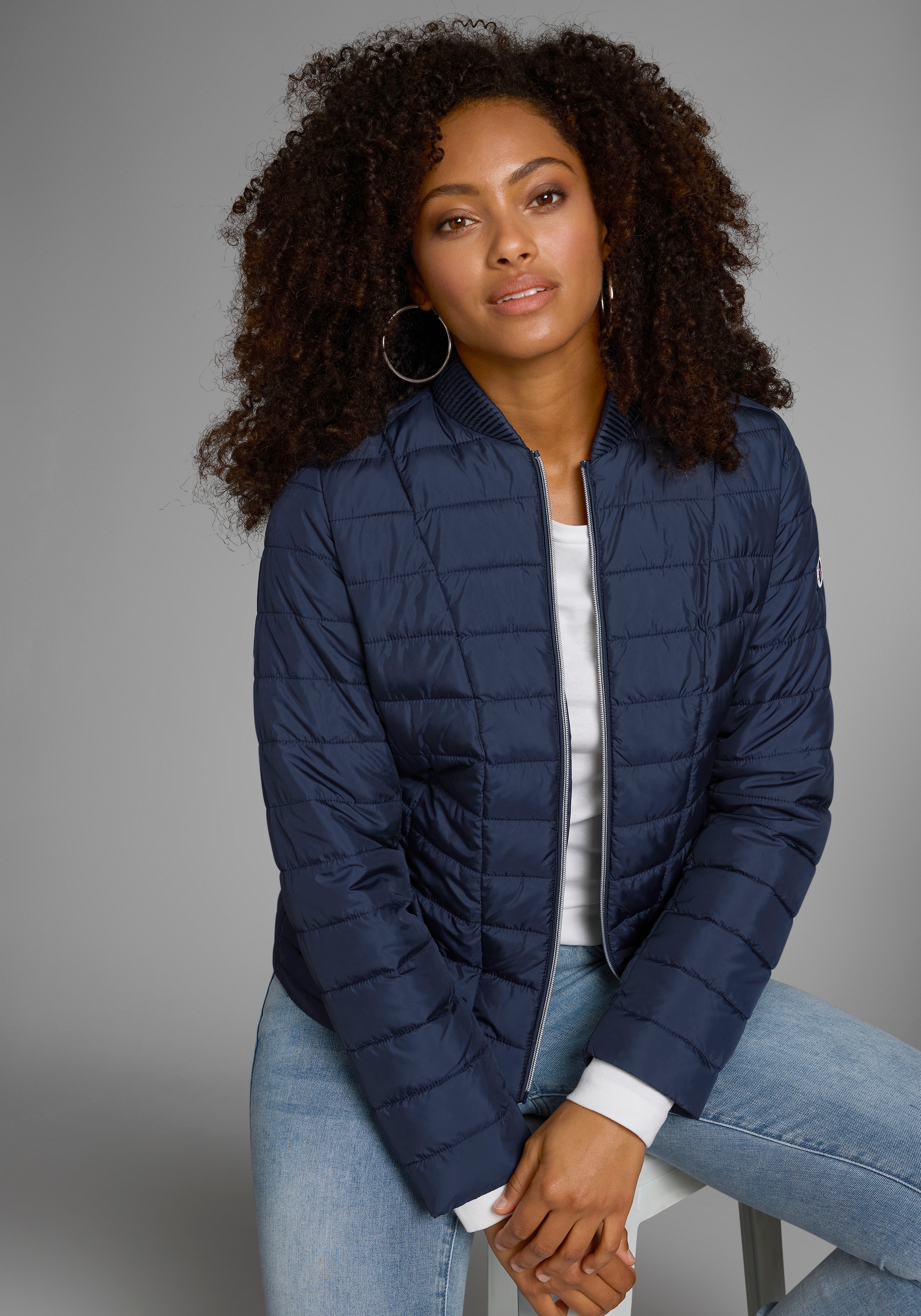 KangaROOS Steppjacke, figurbetonter Schnitt, hüftlange Passform
