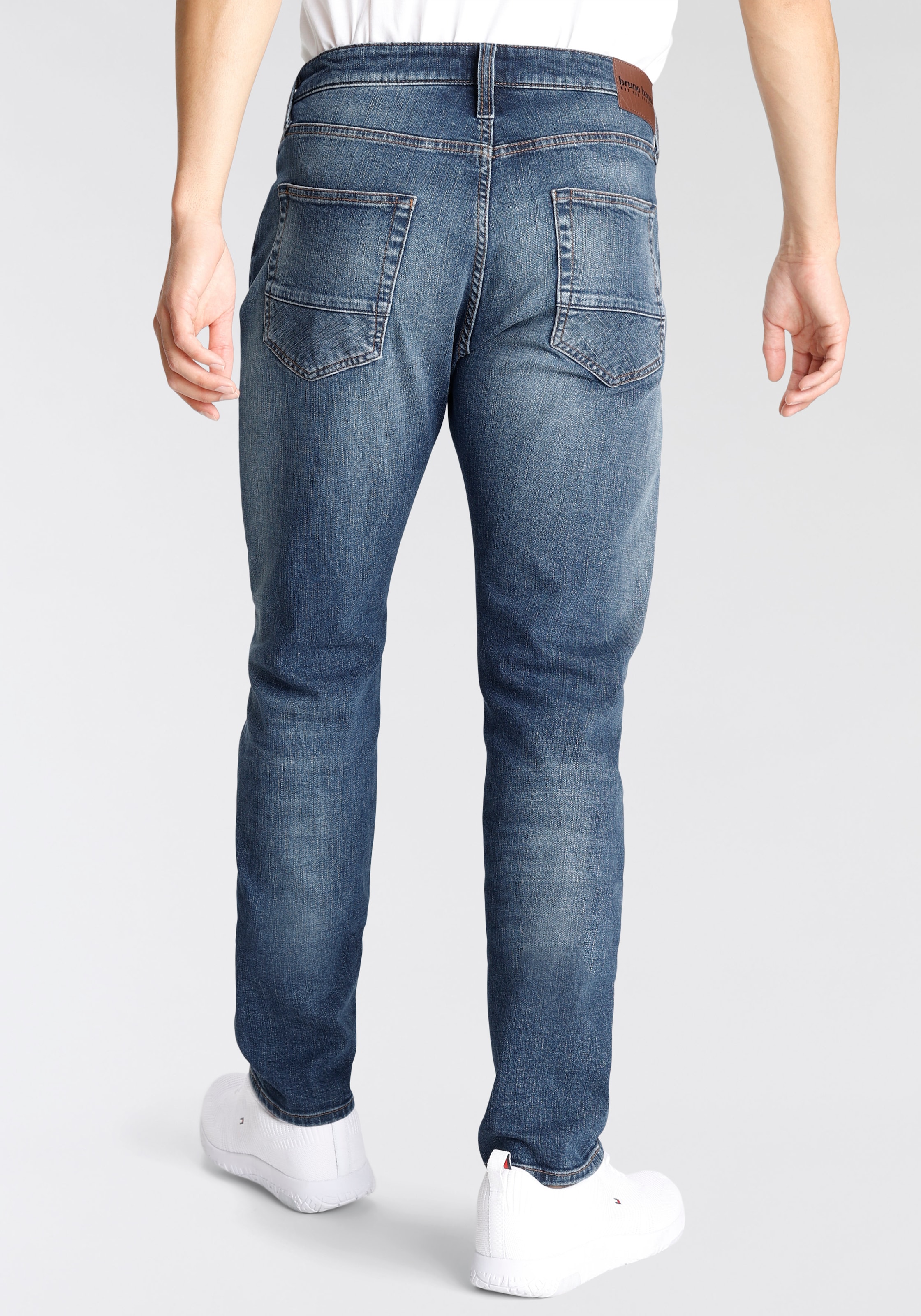 Bruno Banani Tapered-fit-Jeans "Callan", Mit Leder Badge günstig online kaufen