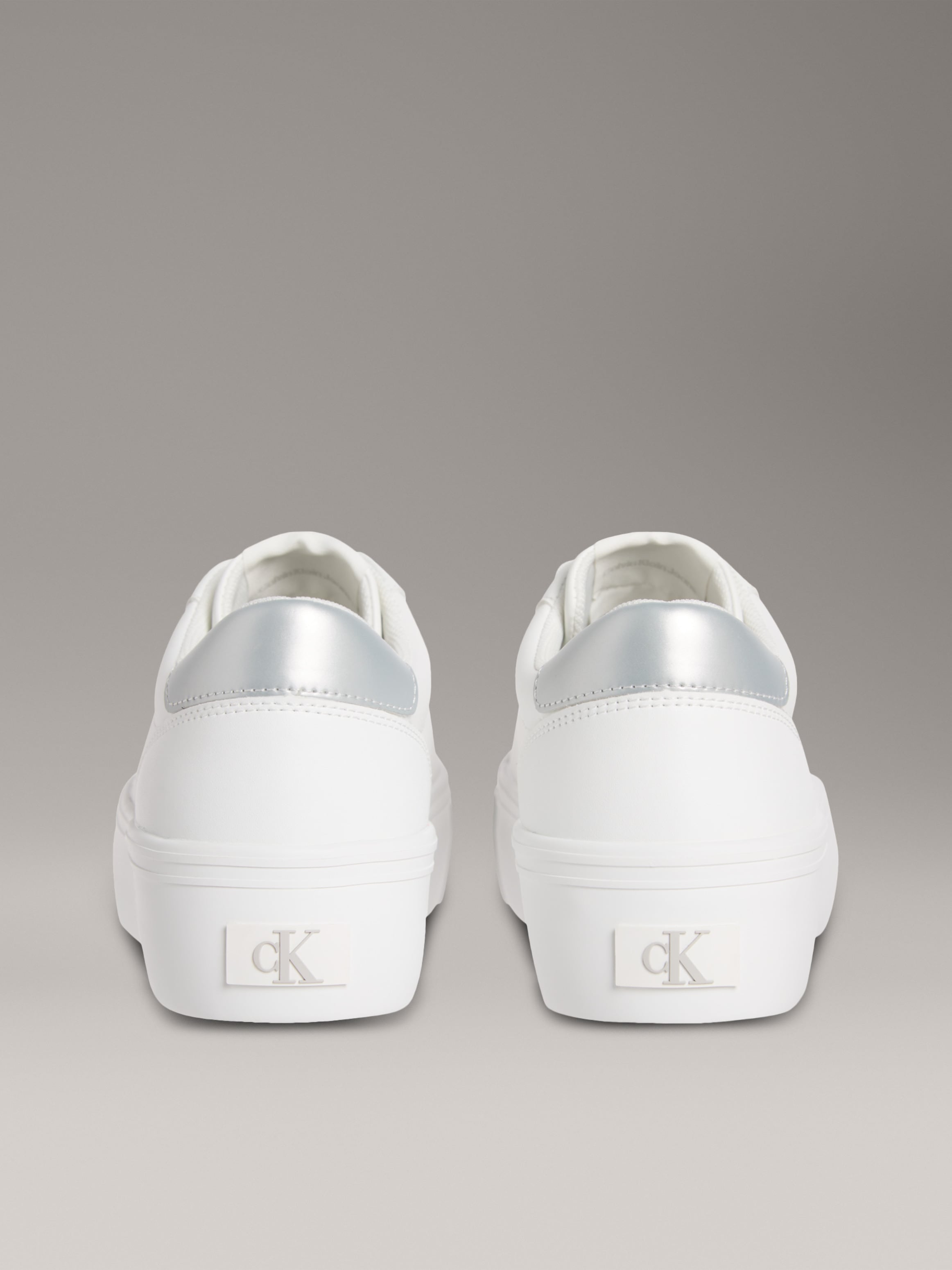Calvin Klein Jeans Plateausneaker »VULC FLATF LTH SILVER LOGO TAG«, Halbschuh, Schnürschuh, Freizeitsneaker mit Logo