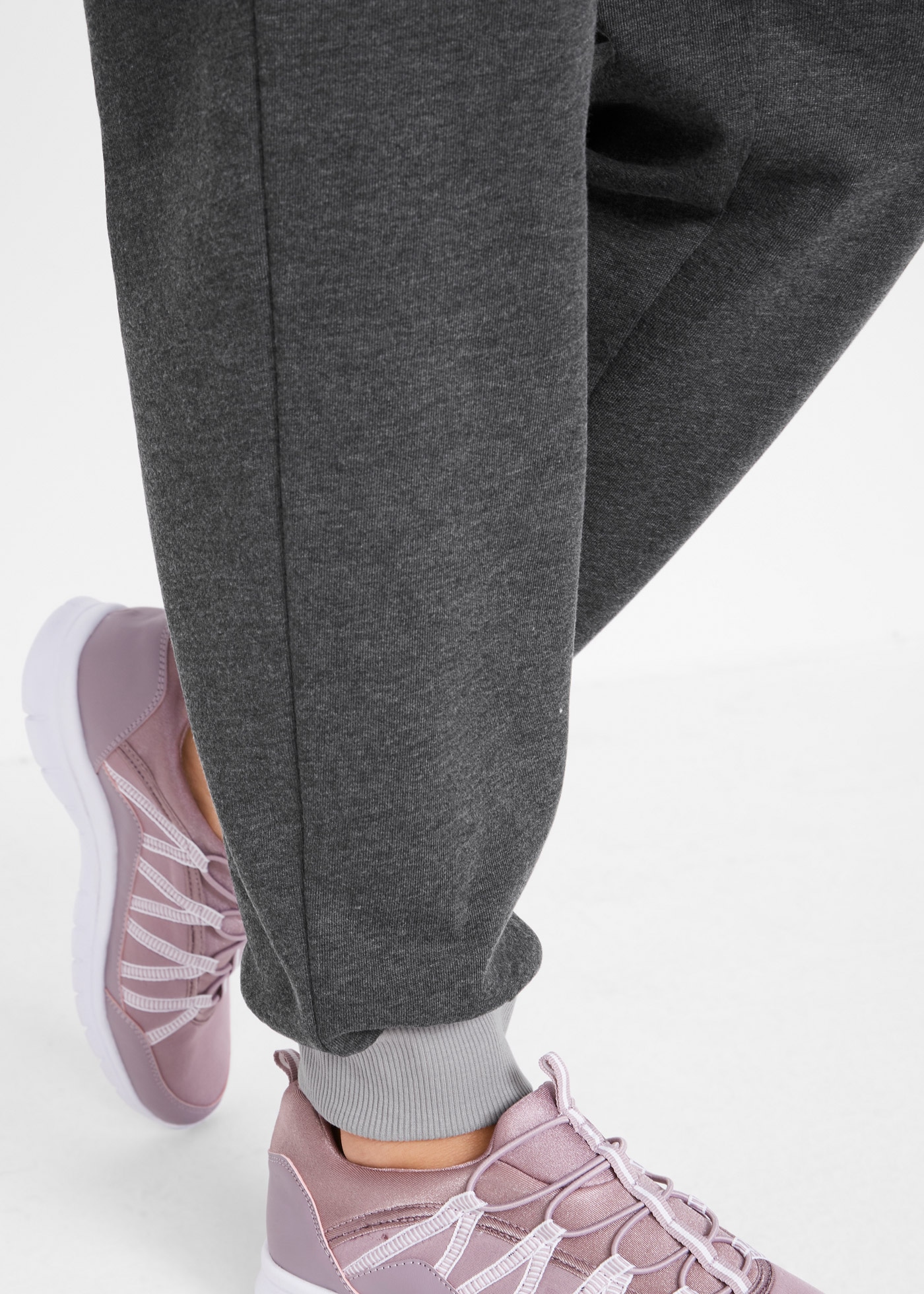 bonprix Jogginghose »Jogginghose mit Kontrastbündchen«  aus Baumwoll-Mix, Regular Fit, mit Kontrastbündchen, Casual Stil