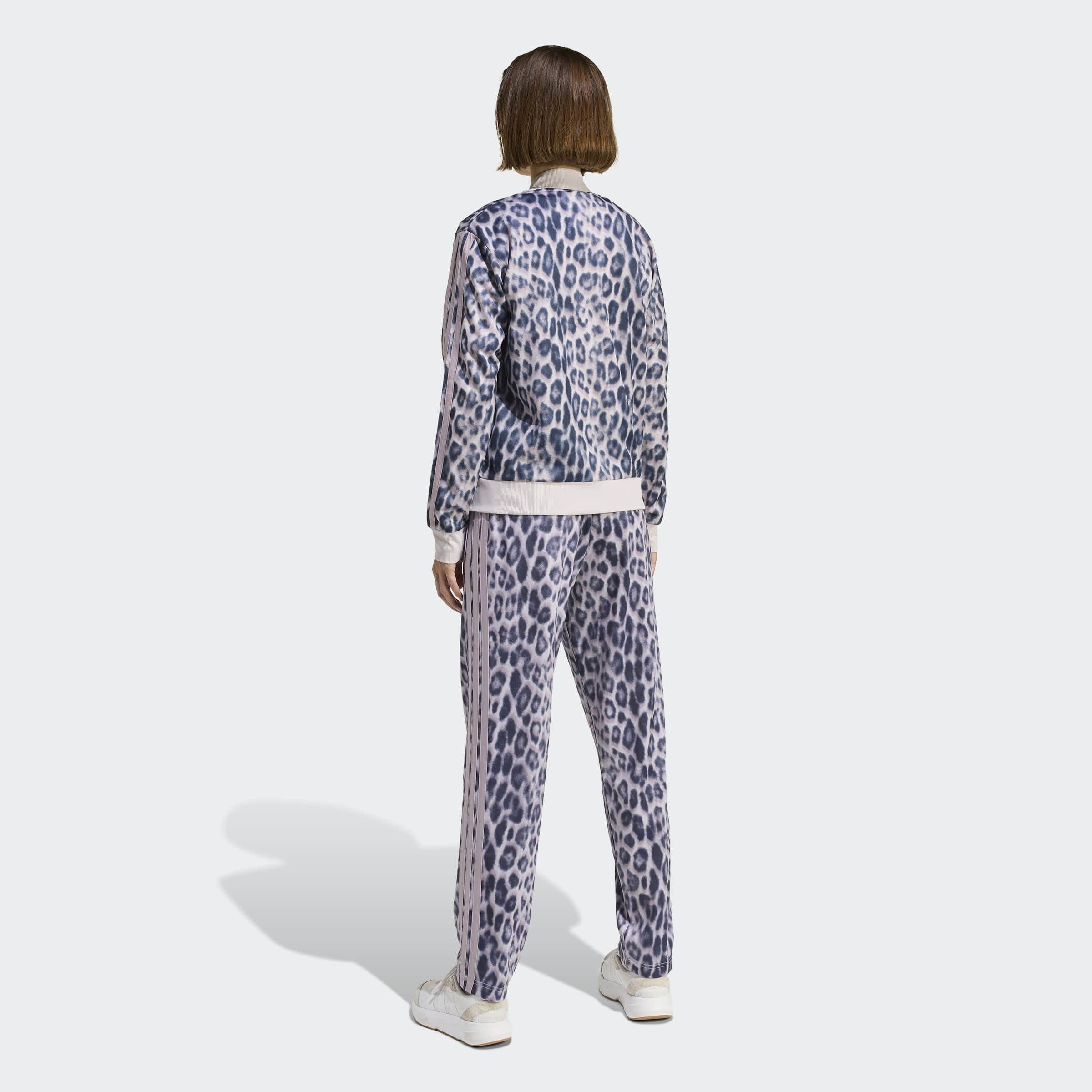 adidas Sportswear Trainingsanzug »ESSENTIALS 3-STREIFEN ANIMAL AOP« 2 tlg. mit durchgehendem Reißverschluss, mit Stehkragen, mit Allover-Print