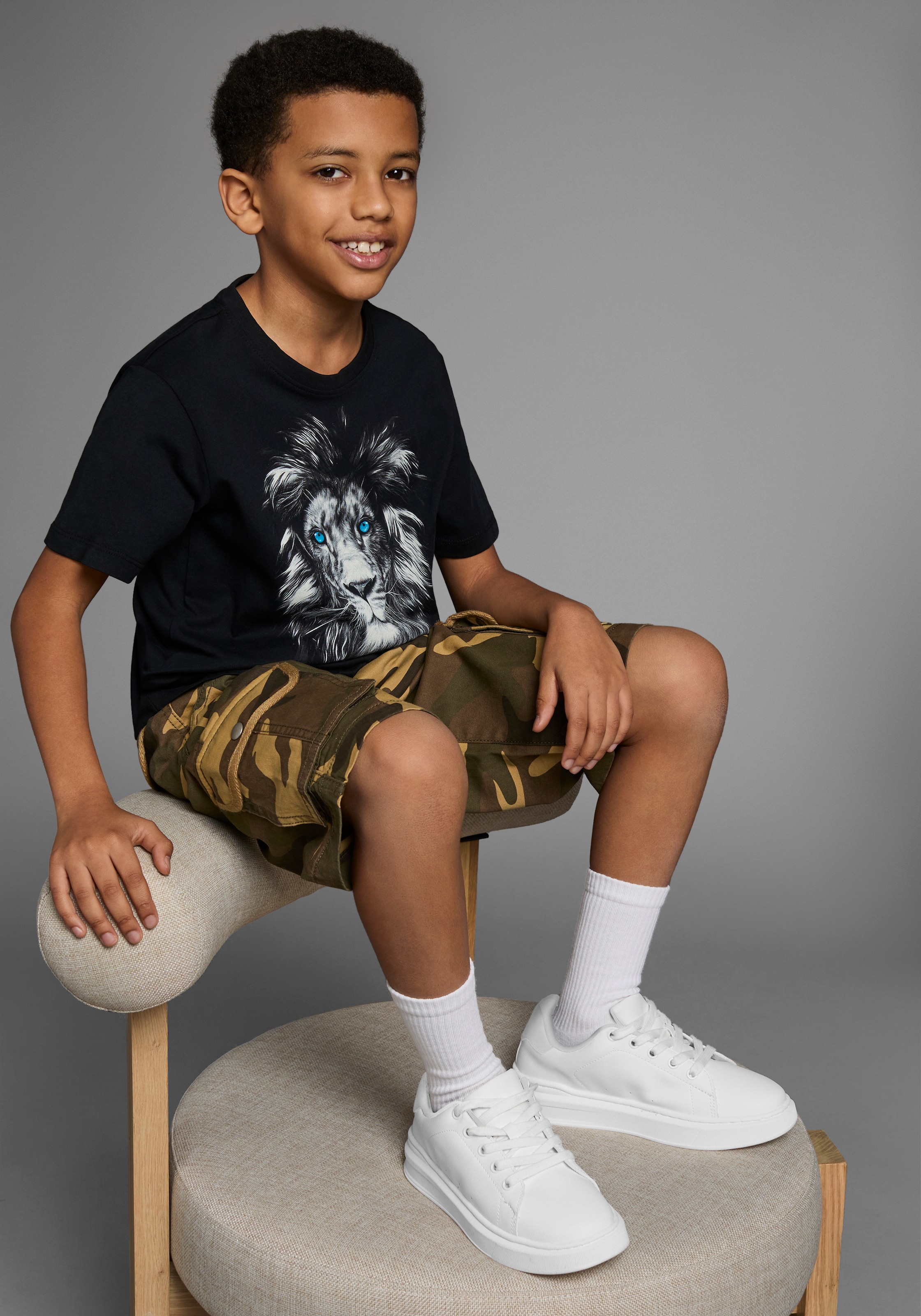 KIDSWORLD T-Shirt »Mit Löwenprint: LION WITH BLUE EYES«, Kurzarm, Basic-Passform, mit trendigem Druck, Rundhalsausschnitt