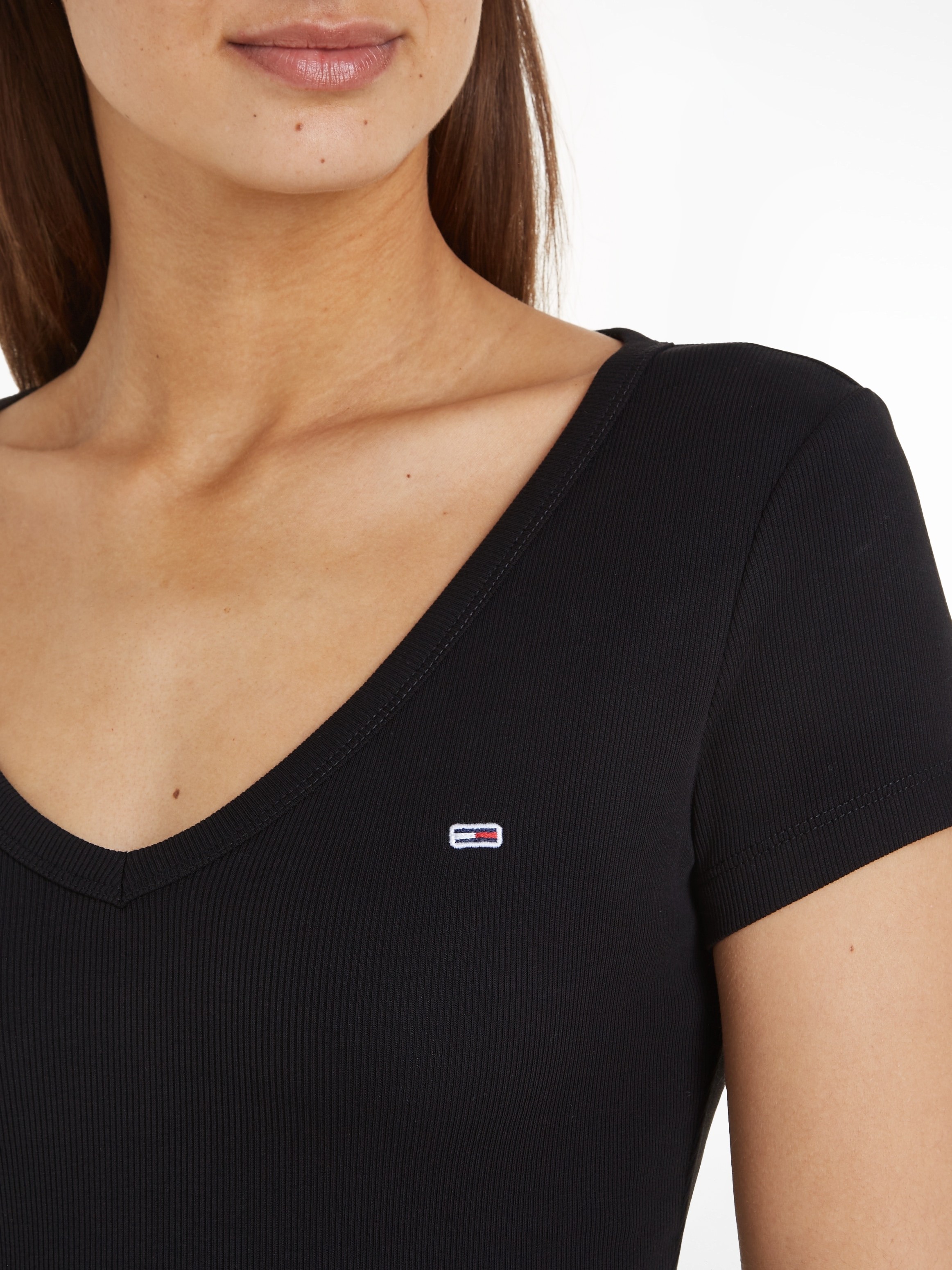 Tommy Jeans T-Shirt »Slim Essential Rib mit BAUR | Logostickerei kaufen Rippshirt«, V-Neck