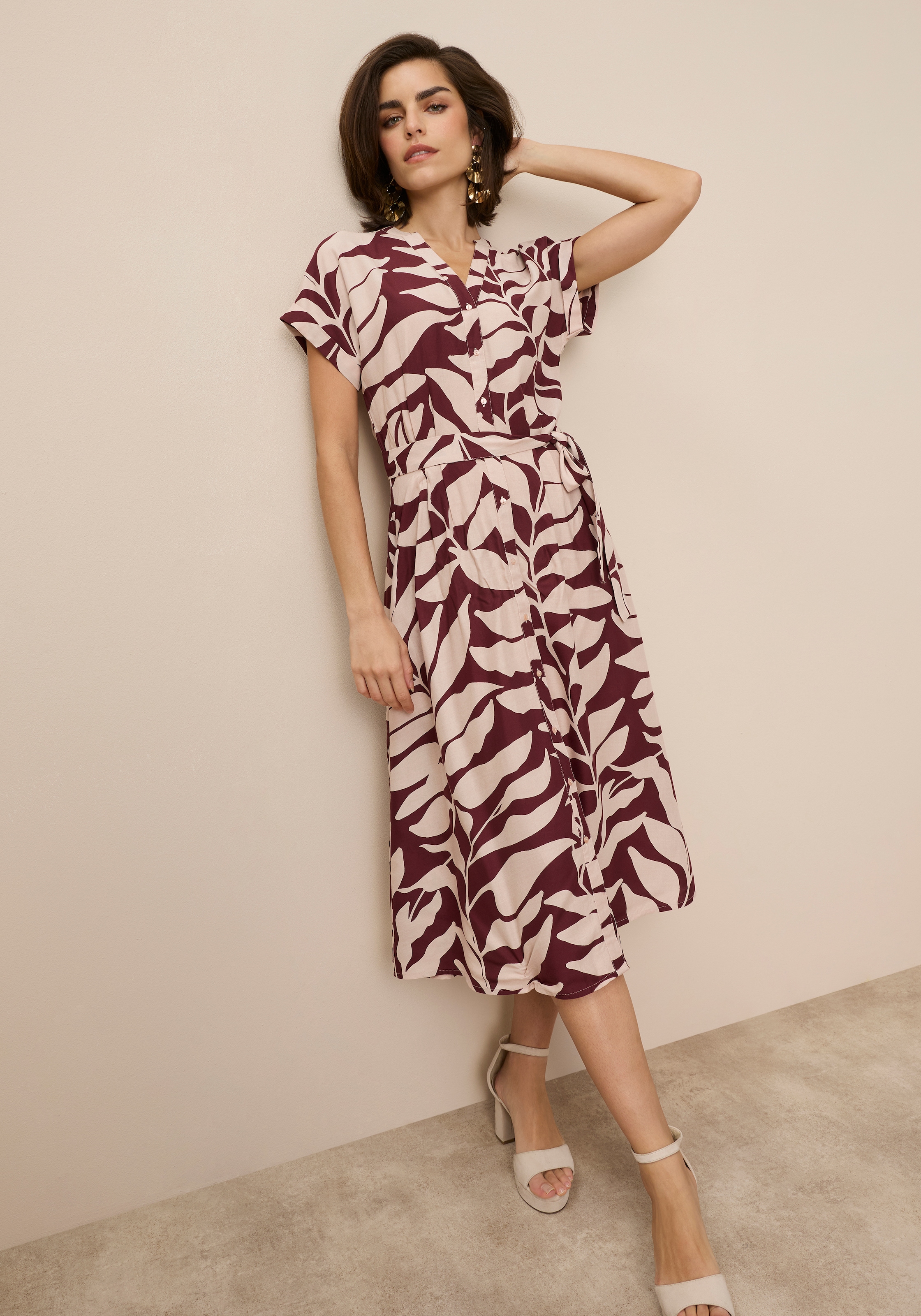 Tamaris Hemdblusenkleid Set, mit Bindegürtel, 2 tlg. tlg. aus Viskose, für Frühling und Sommer, gemustert, Mitte-Wade-Länge