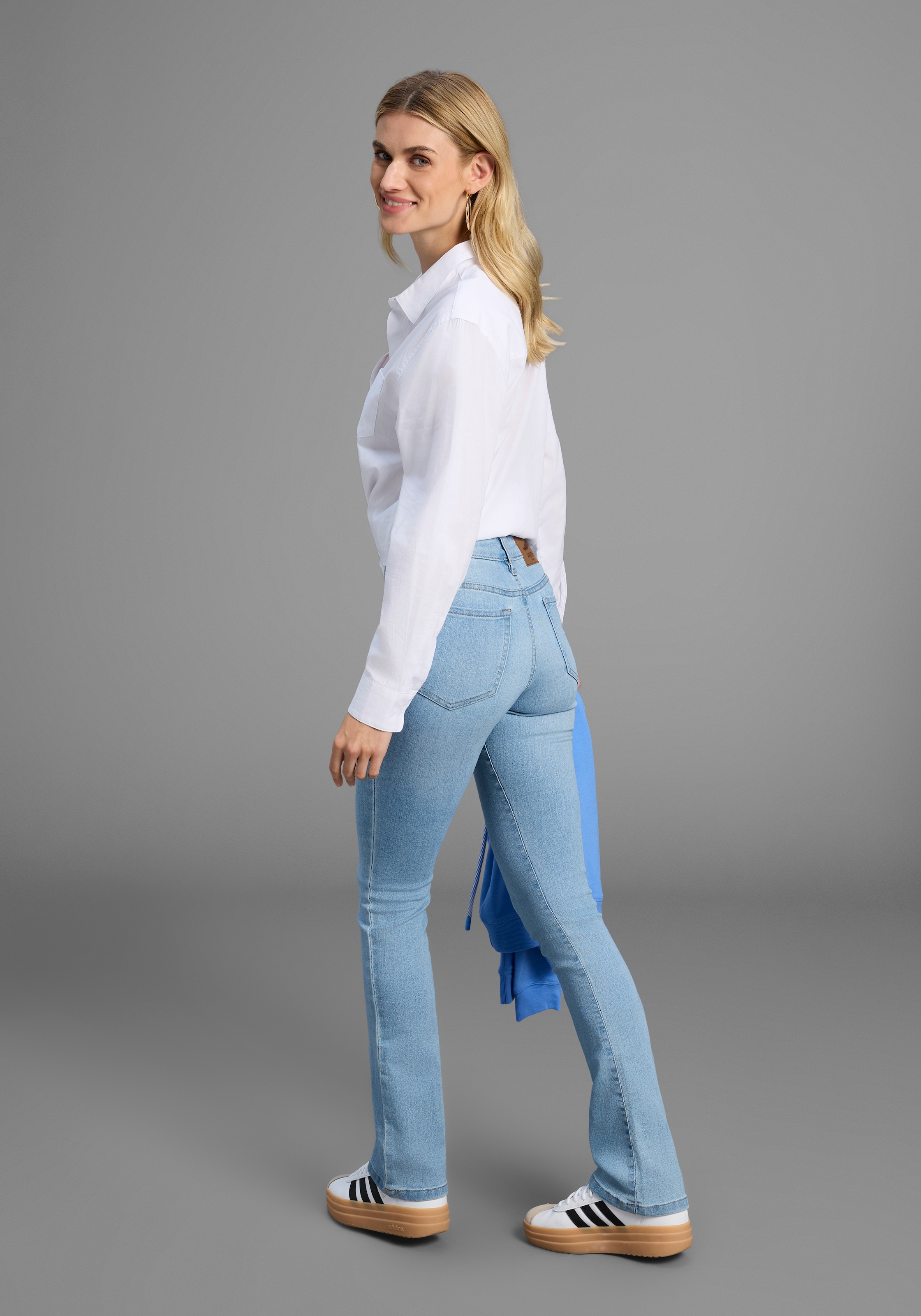 Arizona Bootcut-Jeans »Baby-Boot«, normale Leibhöhe, Bootcut, mit Coinpocket, mit Eingrifftaschen