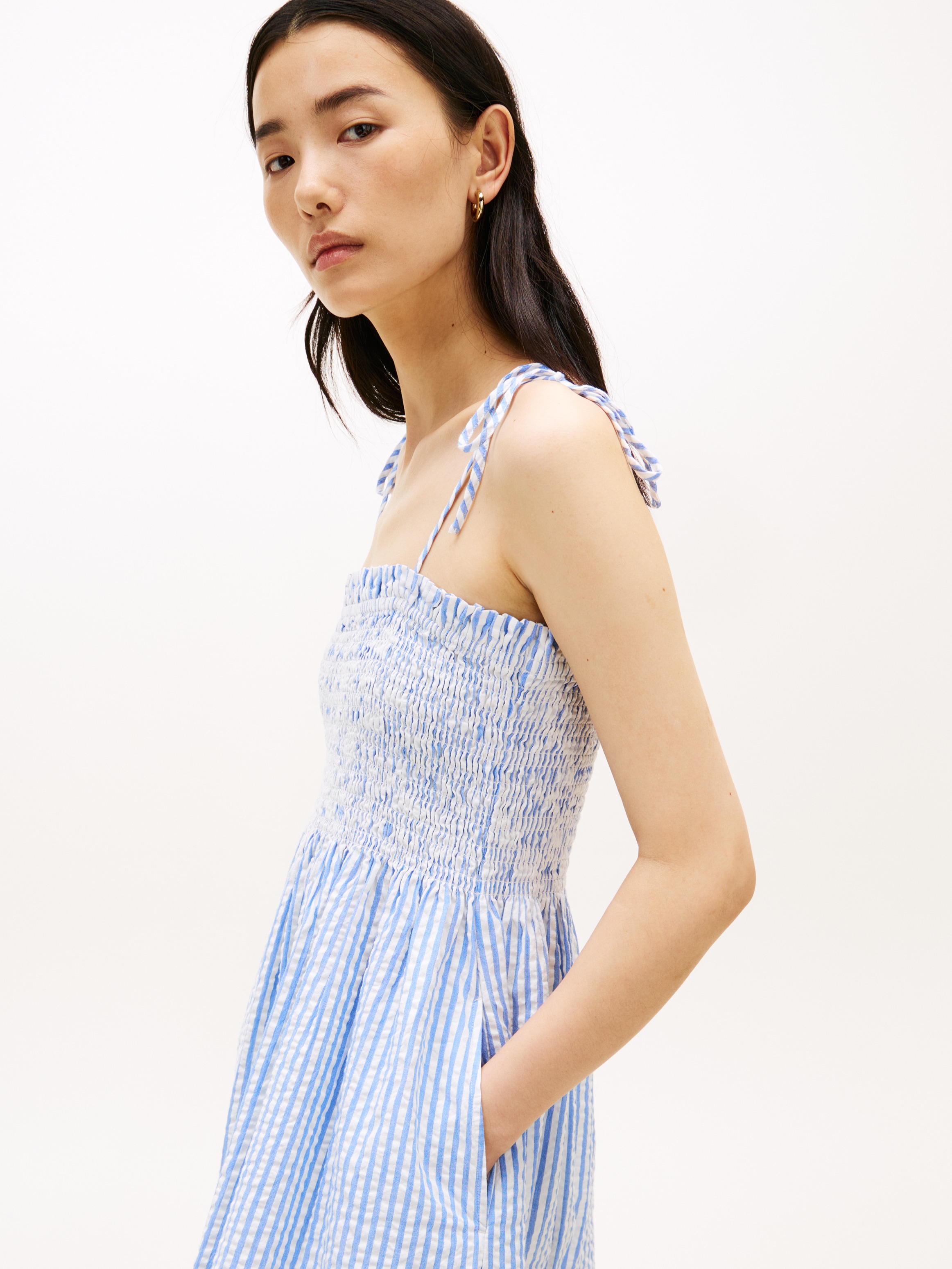 Tommy Hilfiger Sommerkleid »SWIMSHOP SEERSUCKER SMOCKED DRS« mit schmalen Trägern zum Binden, Midi-Länge