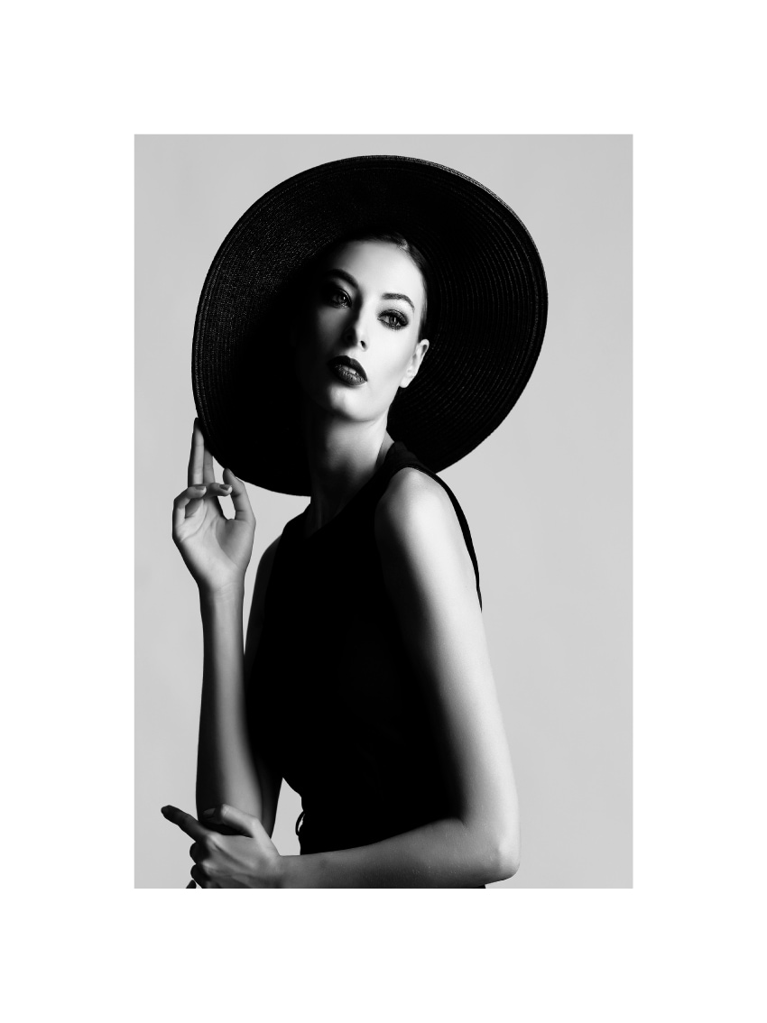 queence Bild mit Rahmen "oder Poster, Evgenia" Bilder von Frauen Fashion Foto Frau Magazincover Mode Portrait Schwarz-Weiß 1 Stk. tlg. HD Premium Druck