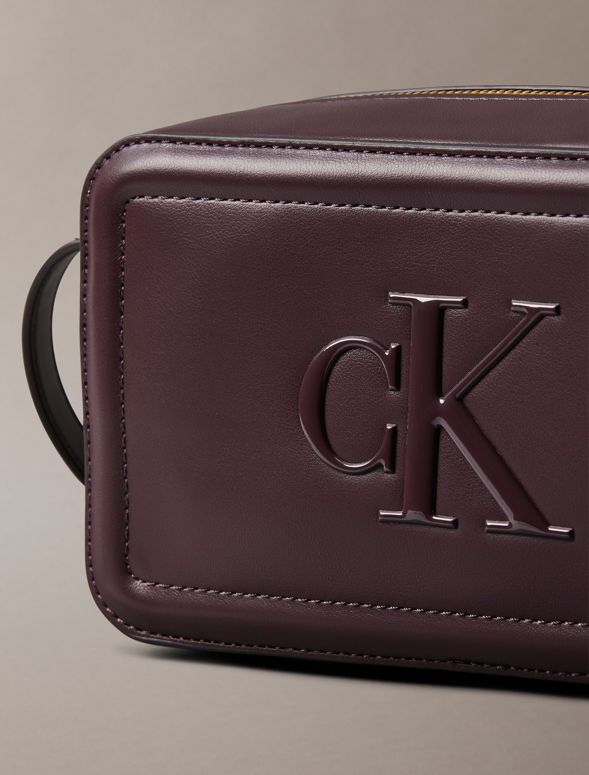 Calvin Klein Mini Bag »RAISED CK CAMERA BAG«, kleine Damen-Umhängetasche, Schultertasche, Kamerabag mit CK-Logo