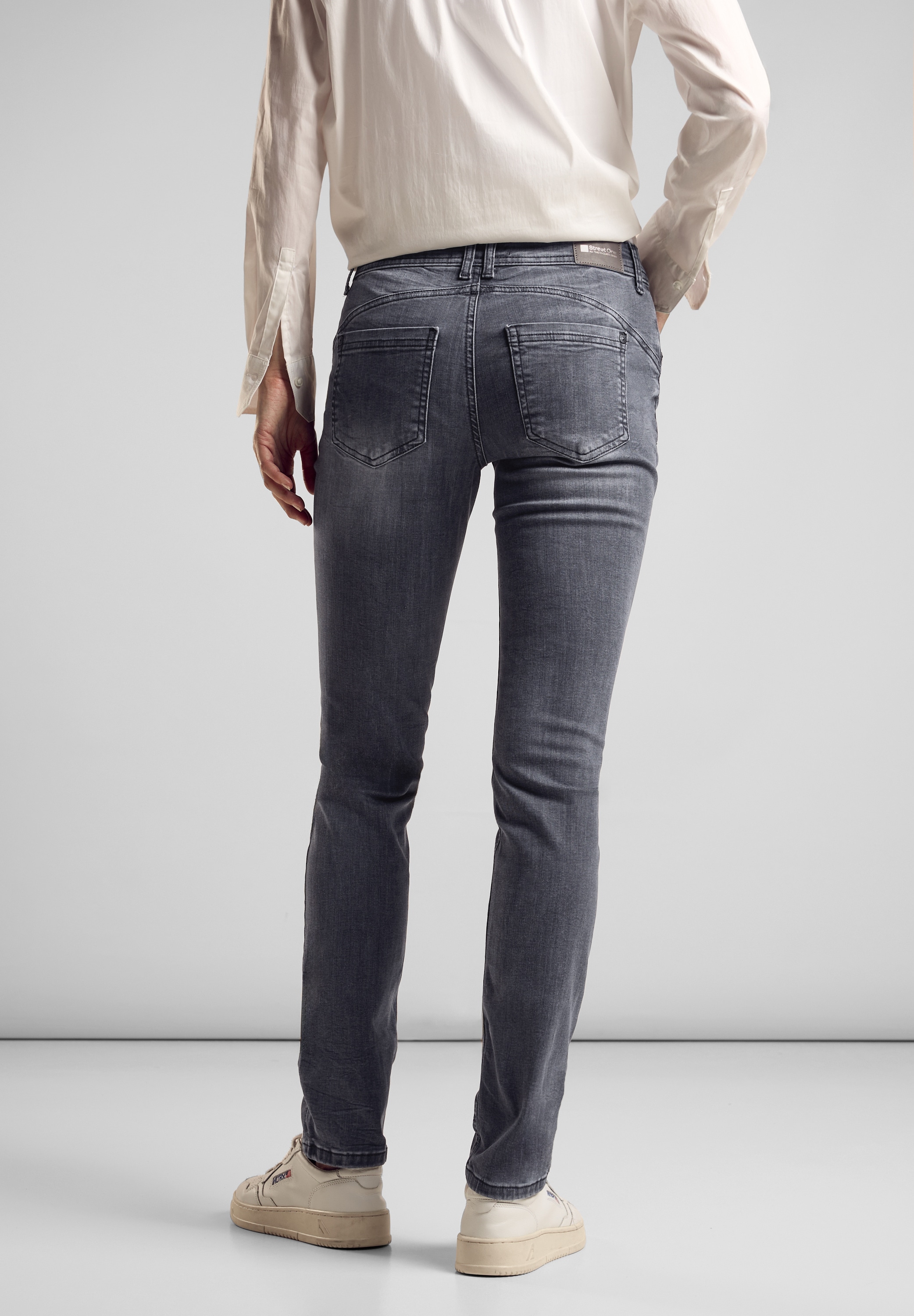 Comfort-fit-Jeans, in grauer Waschung