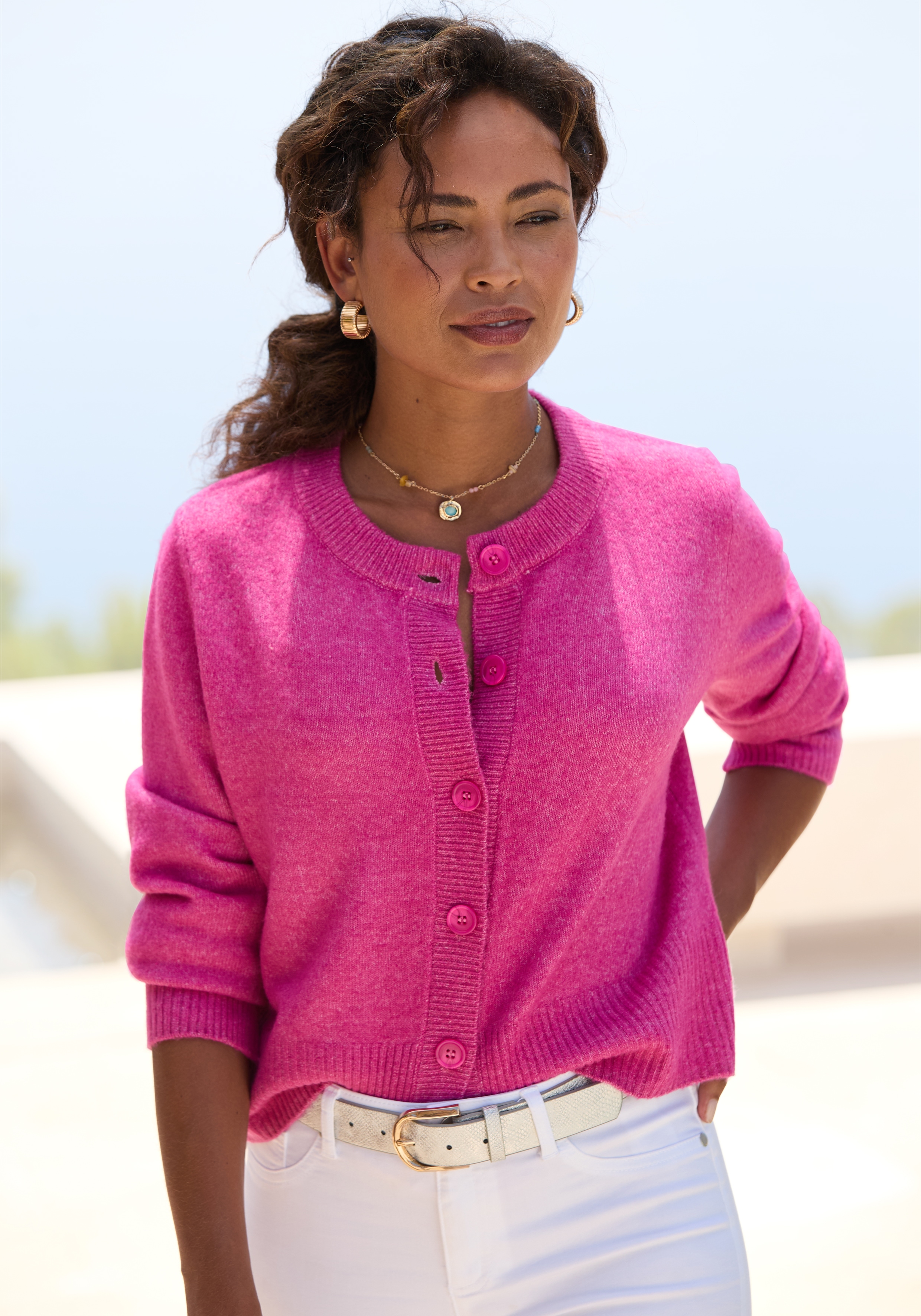 LASCANA "in leicht verkürzter Form mit breitem Rippstrickbündchen" aus kuschelweichem Strick, Cardigan mit langen Ärmeln, Basic