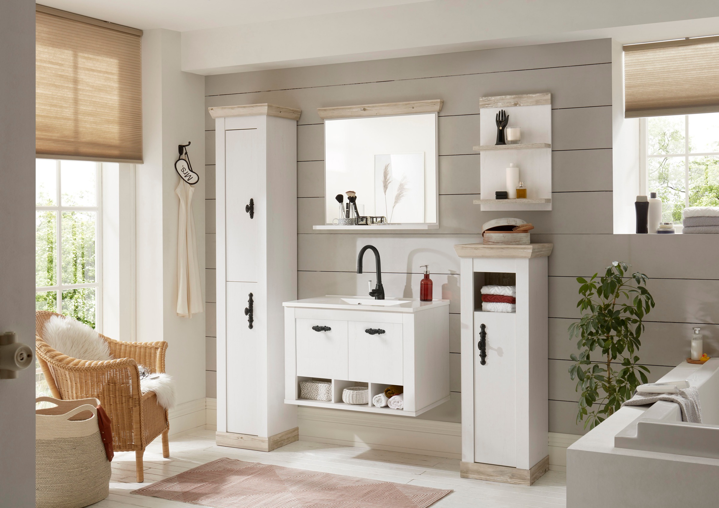 Home affaire Badmöbel-Set »Florenz, Bad im Landhausstil, 5-teiliges Badezimmer«, (5 St.), Hänge-Waschtisch, Schränke, Wandboard und Spiegel, in Pinie Weiß