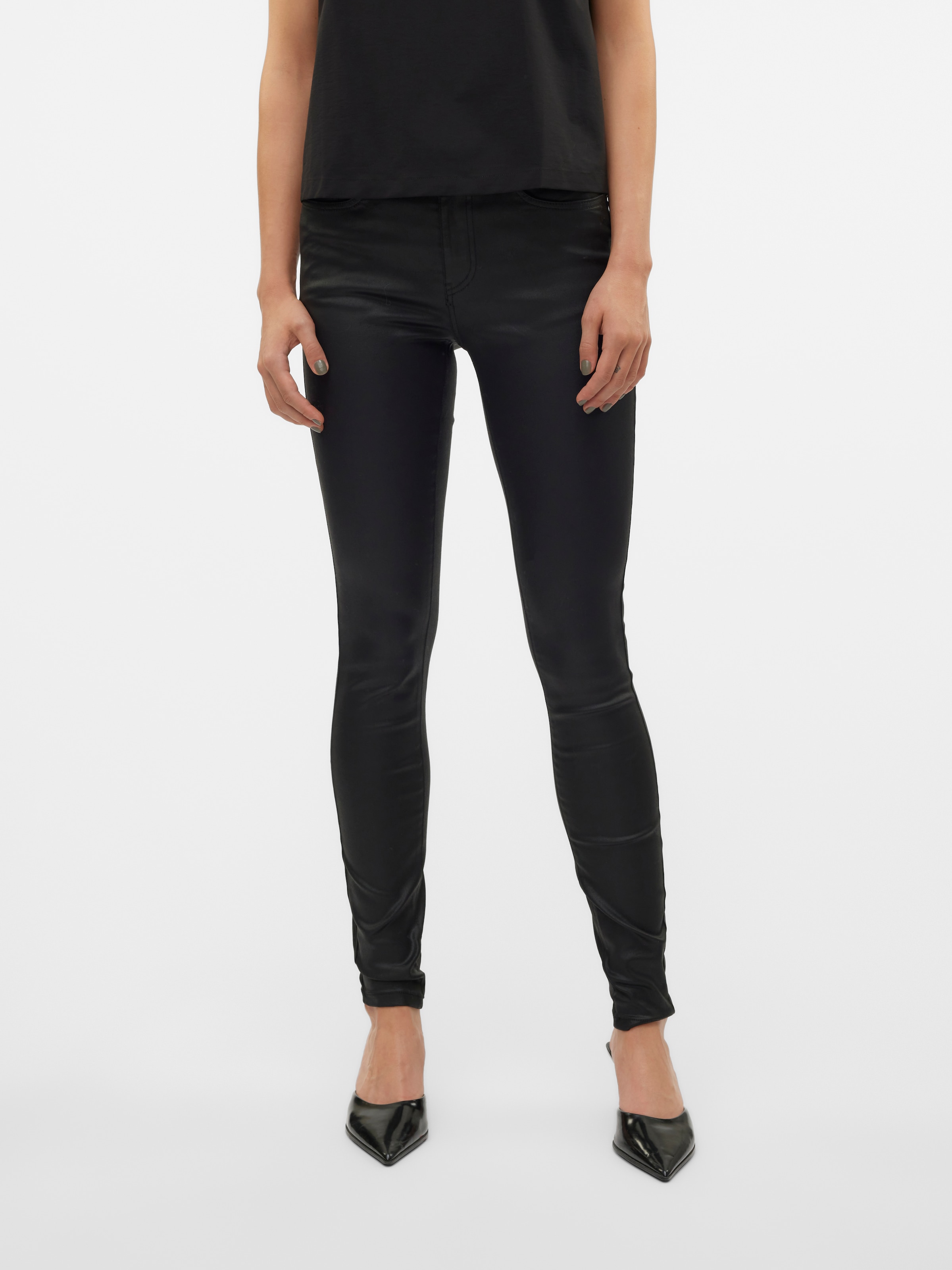 Vero Moda Skinny-fit-Jeans "VMFLASH MR SKINNY COATED PANTS NOOS", mit beschichteter Lederimitat Optik