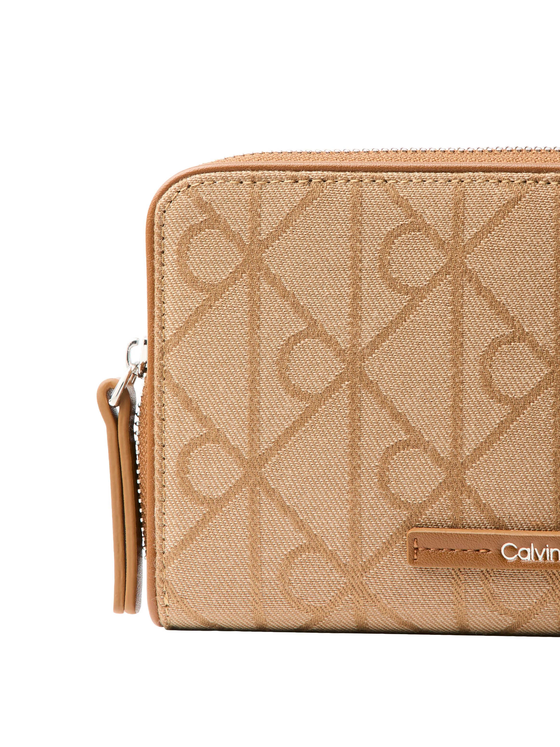 Calvin Klein Geldbörse »EMBLEM AOP JCQRD PASSPORT WALLET« Damen Geldbeutel, Portemonnaie mit Reißverschluss