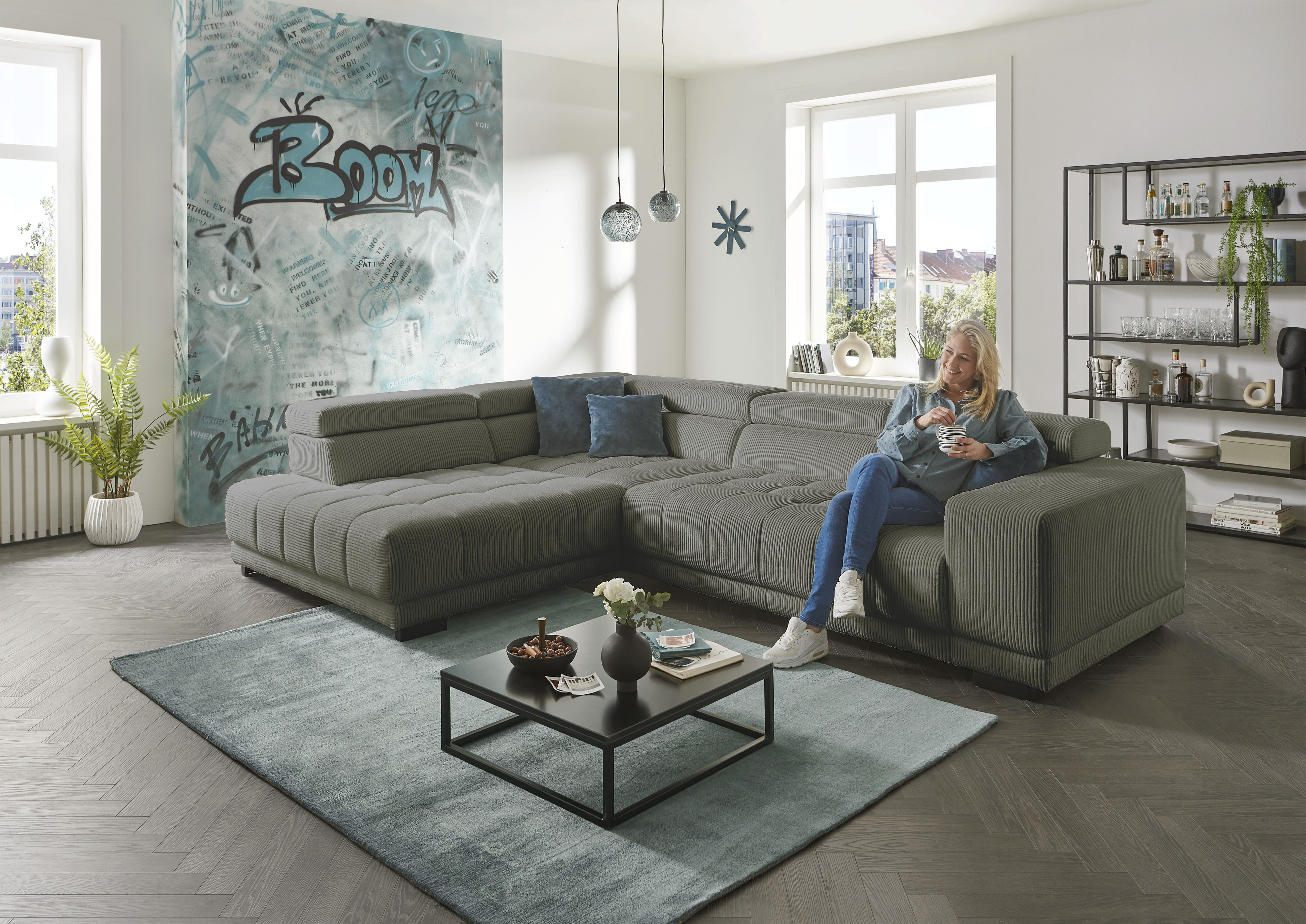 Die PlanBar Ecksofa "MP-IN15053 L-Form breiter Schenkel" mit Kopfteilverstellung, wahlweise mit manueller Vorziehbank