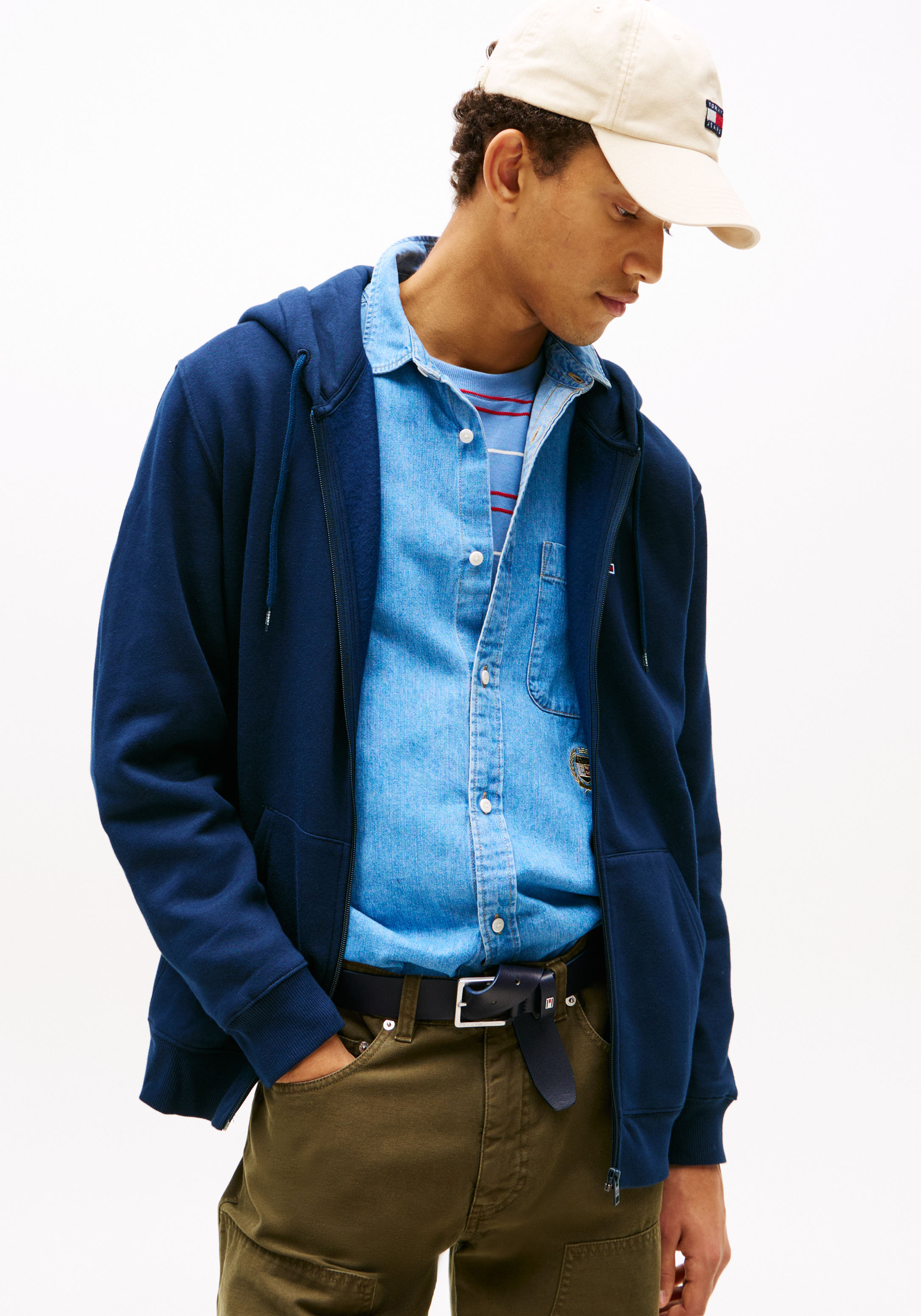 Tommy Jeans Kapuzensweatjacke "TJM REGULAR S FLAG ZIP FLEECE THRU" mit bestickten Markenlogo auf Brusthöhe