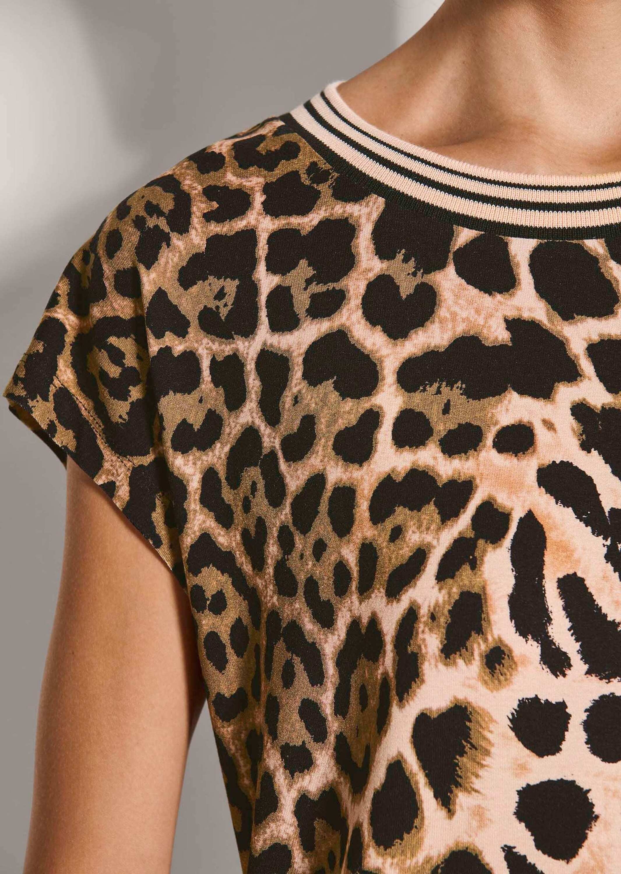 MADELEINE Kurzarmshirt »Shirt Kurzarm Shirt mit Leo-Print« Geringelte Blende