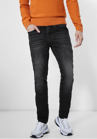 STREET ONE MEN Regular-fit-Jeans su einer dunkleren W...