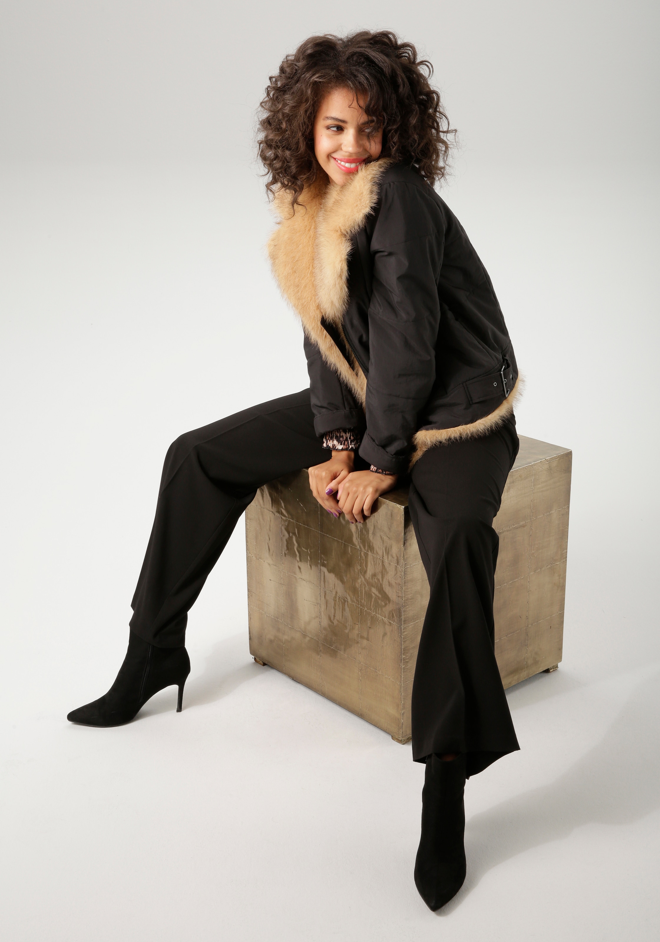 Aniston CASUAL Outdoorjacke, mit flauschigem Fellimitat verziert - NEUE KOLLEKTION