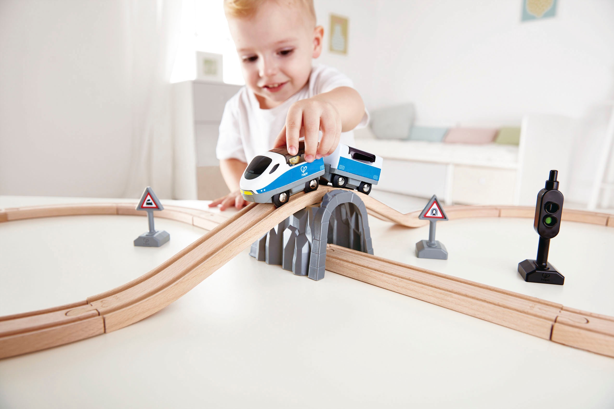 Hape Spielzeug-Eisenbahn »Eisenbahn-Set, achtförmig«, (Set)