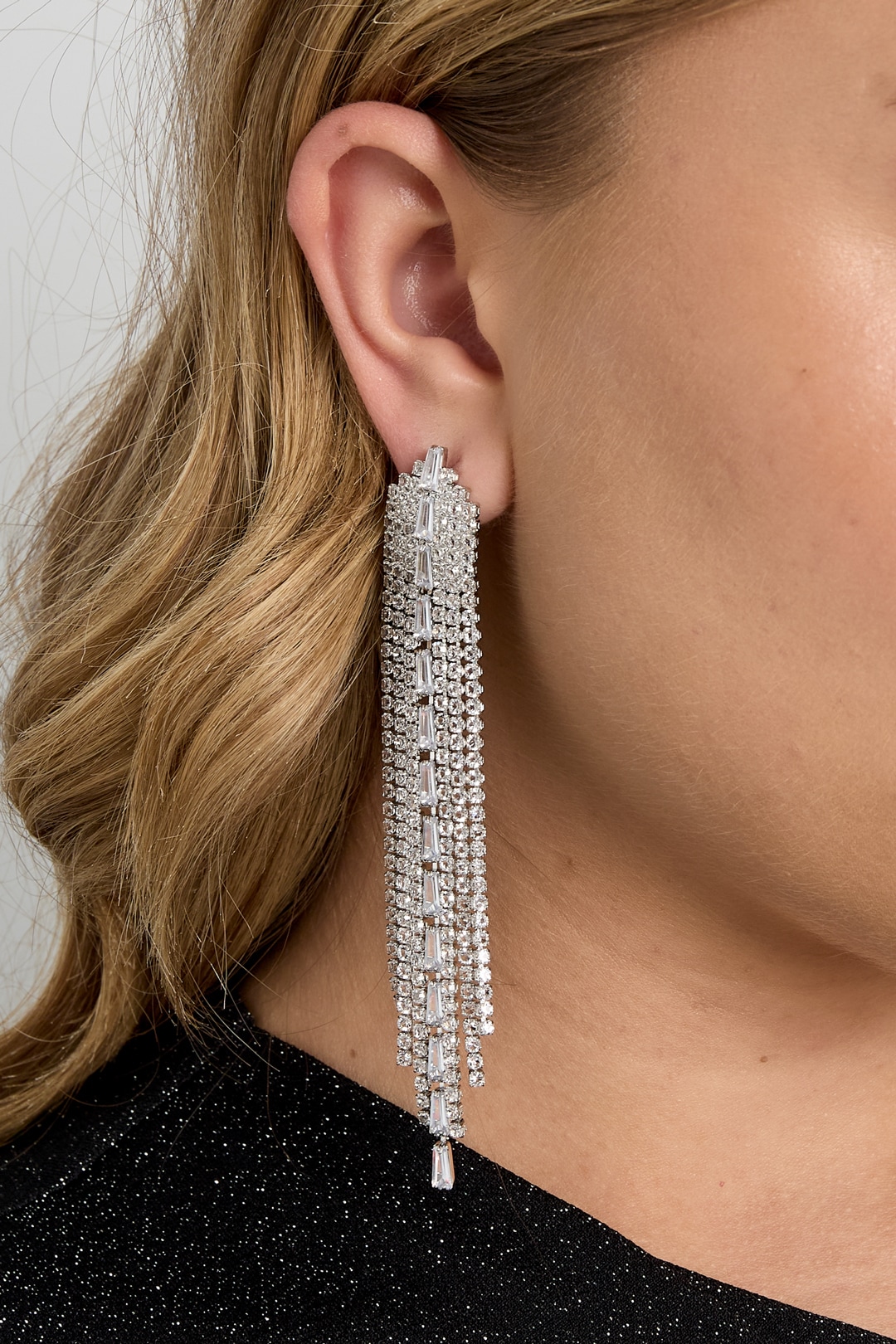 Adelia´s Paar Ohrhänger »LIVAYA Ohrringe Ohrhänger mit Zirkonia, langes Statement-Design« modisch mit funkelnder, gestufter Silhouette