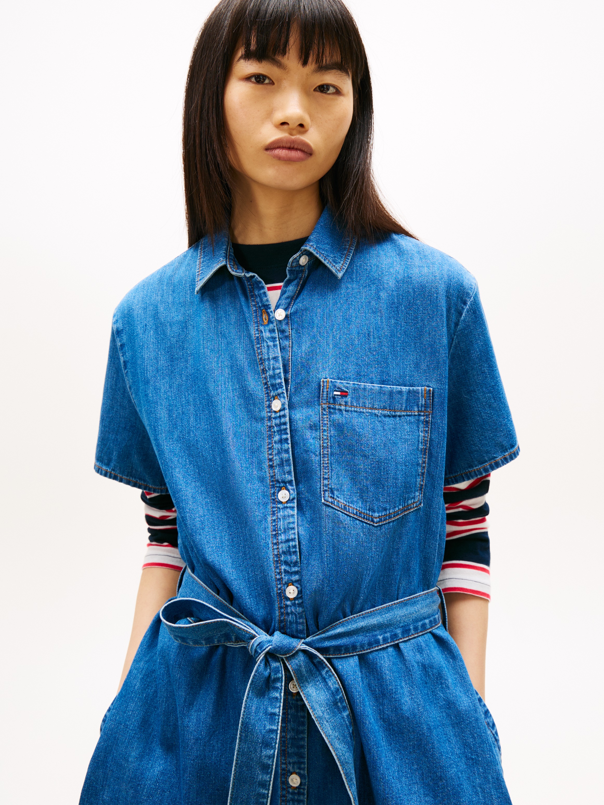 Tommy Jeans Jeanskleid »TJW SHIRT MINI CHAMBRAY DRESS« Brusttasche mit Taillengürtel, Regular Fit