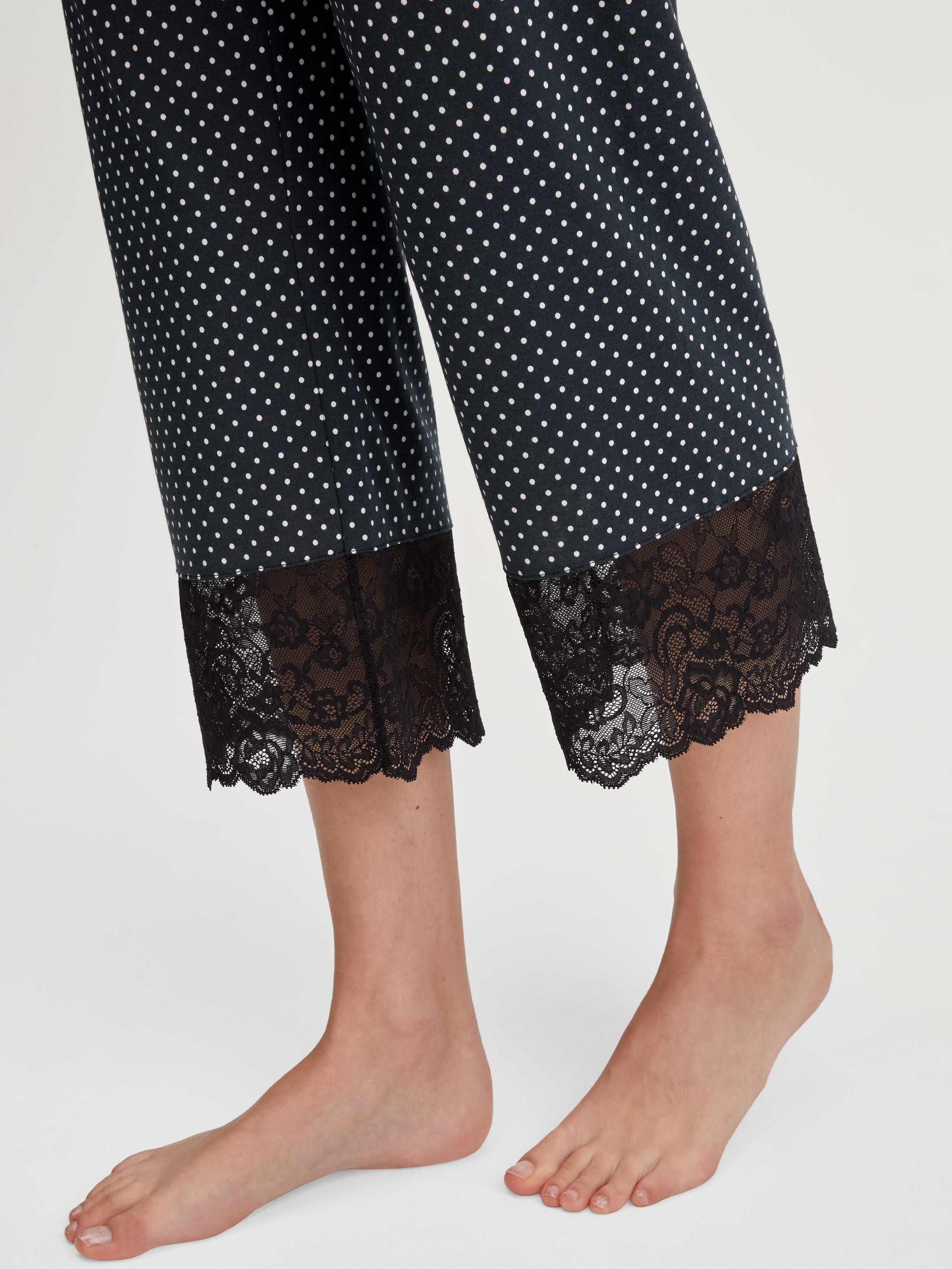 CALIDA Capri-Pyjama »Deep Dreams«, (2 tlg.), 7/8-Länge, gepunktet, Spitze, atmungsaktiv, weich