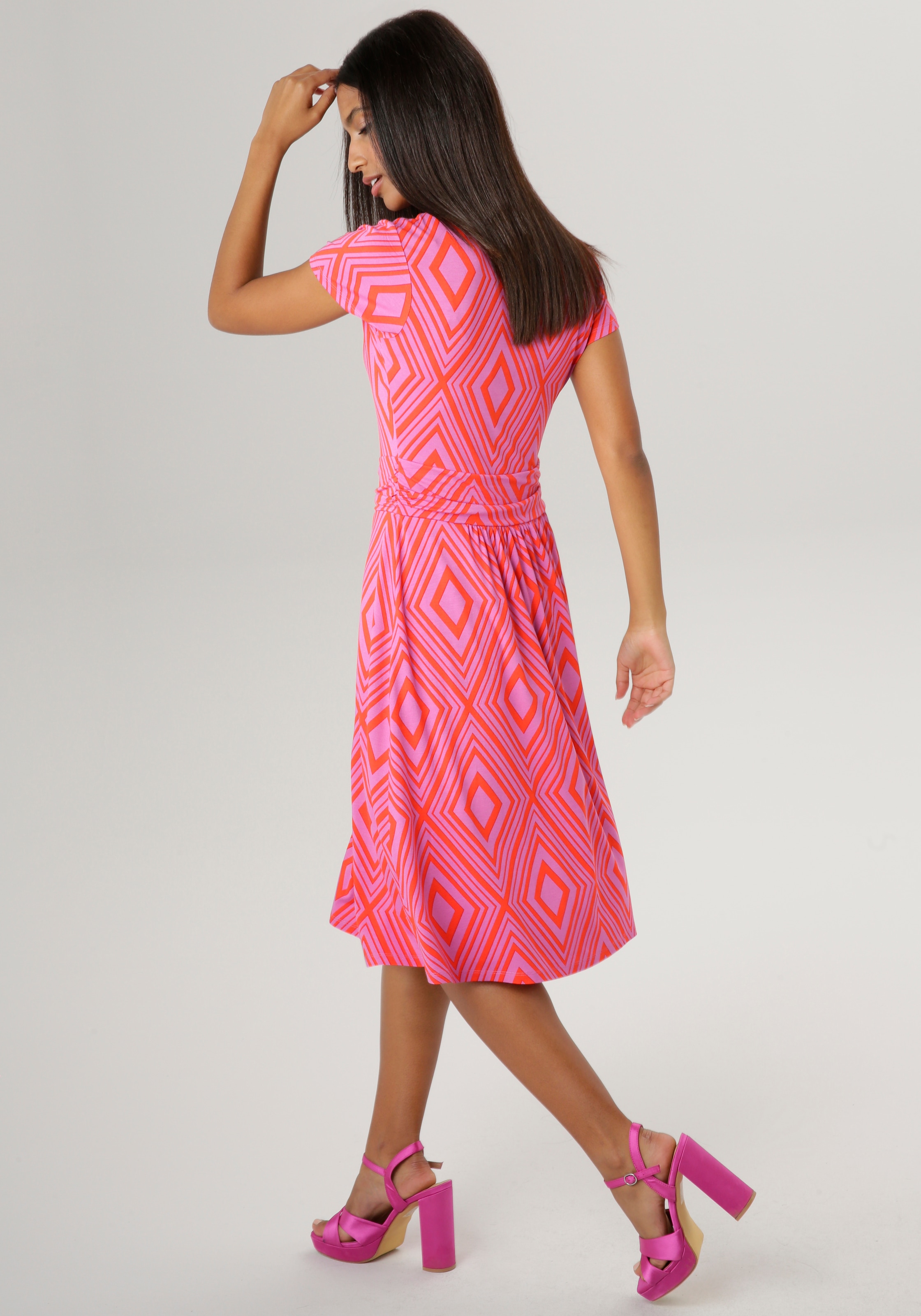 aufgedruckten mit online BAUR | in - NEUE Knallfarbe KOLLEKTION Aniston Rauten kaufen SELECTED Sommerkleid,