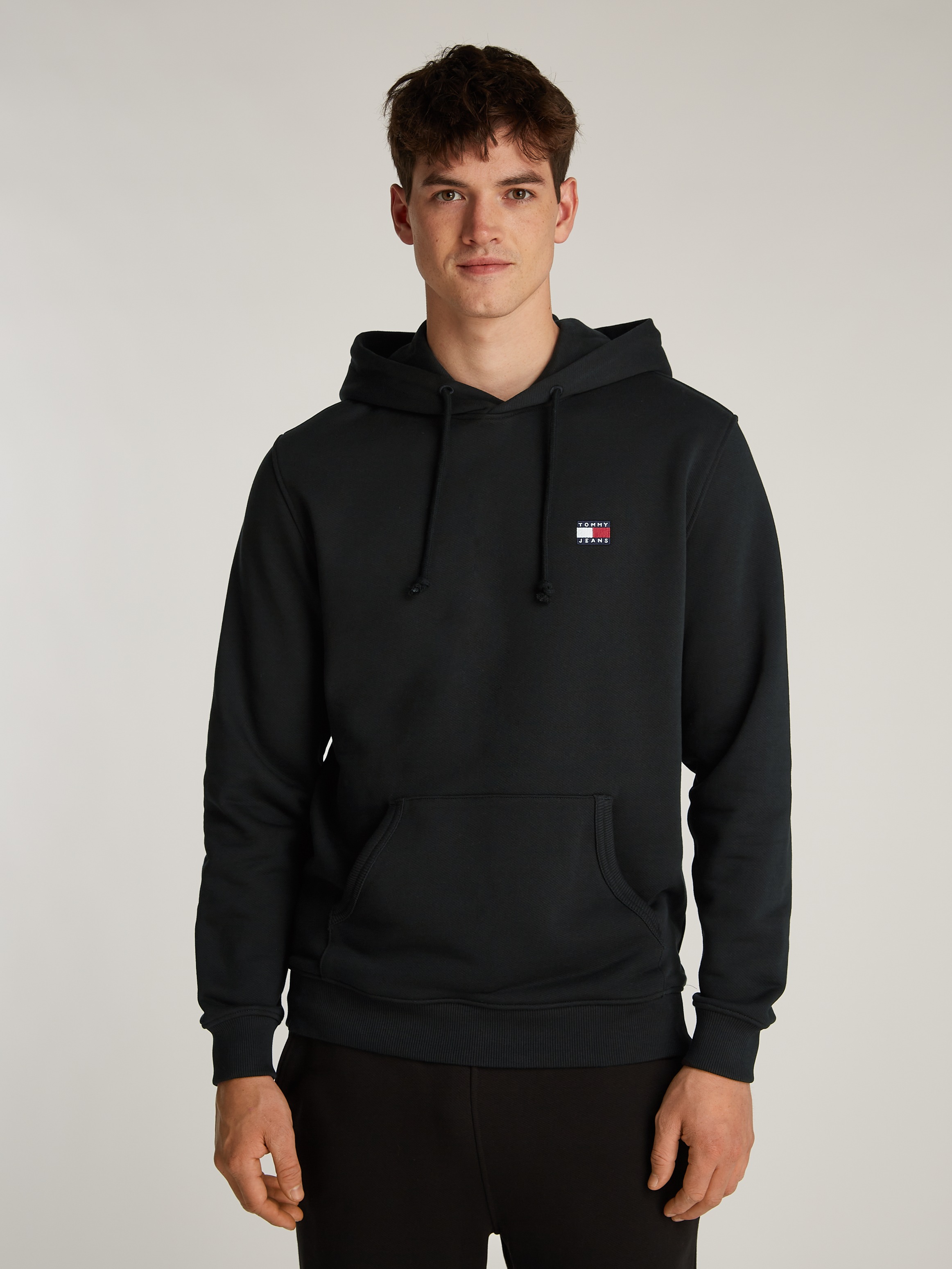 Tommy Jeans Hoodie »TJM REG BADGE HOODIE EXT«, Mit Rundhalsausschnitt