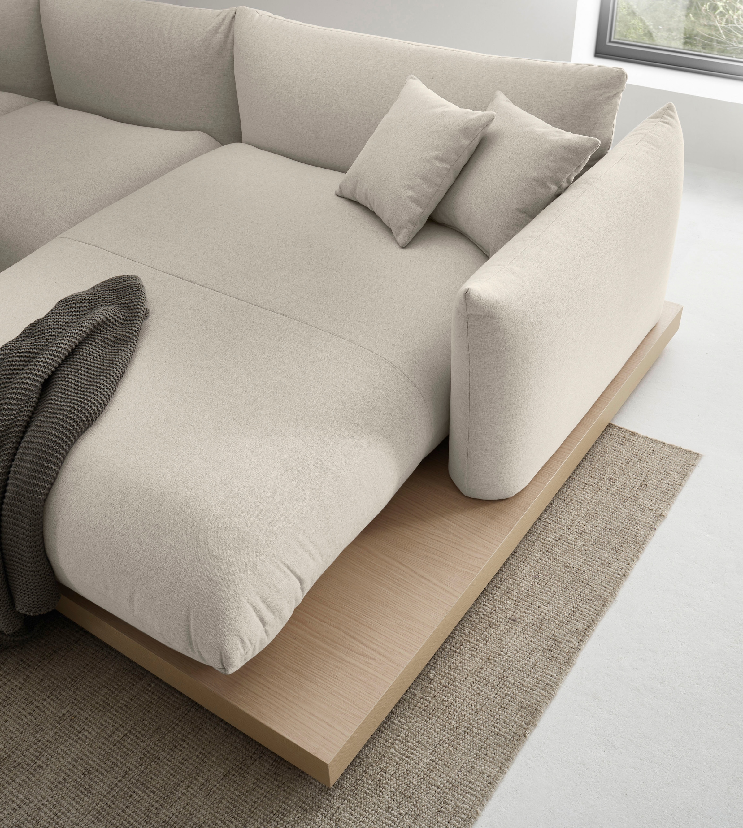 OTTO home Ecksofa »Kalix, Polsterecke mit kräftigem Holz-Plateau, moderne Couch in L-Form« wahlweise Recamiere links o. rechts, Strukturstoff, hoher Sitzkomfort