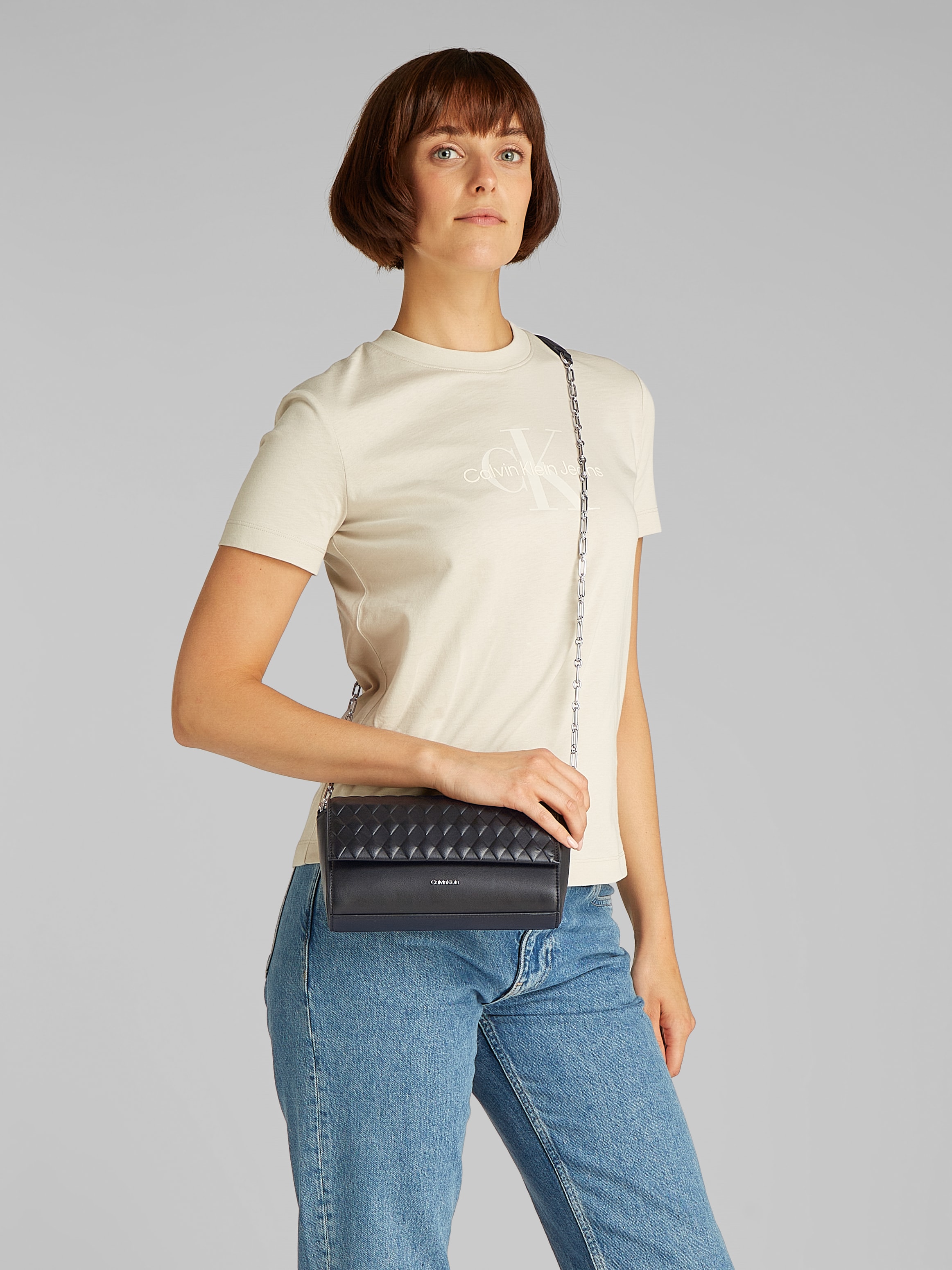Calvin Klein Schultertasche »MINI QUILT CHAIN MINI CROSSBODY«, Abendtasche, Clutch, Damen-Umhängetasche mit Ketten-Schulterriemchen
