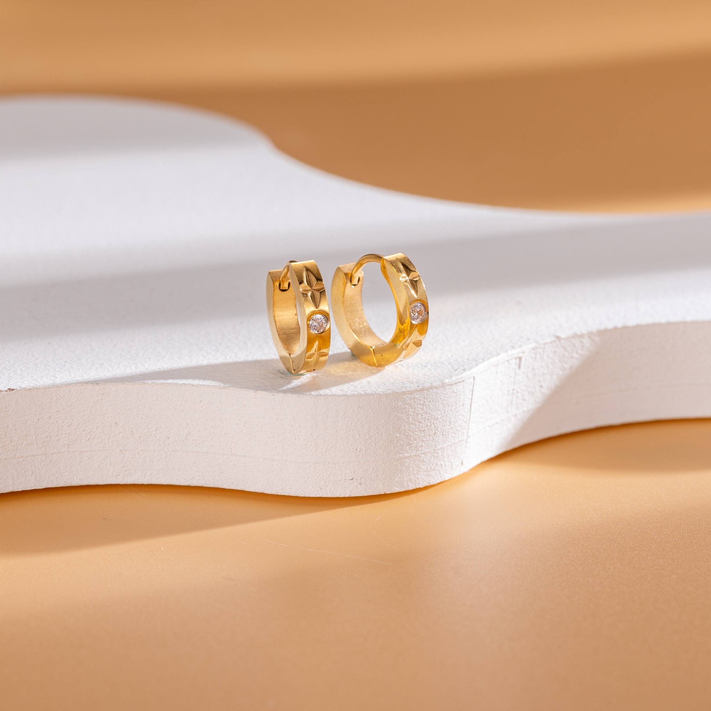 Paar Creolen FIRETTI "Schmuck Geschenk Edelstahl Ohrschmuck Ohrringe Classic", gelbgoldfarben, kristallweiß, kristallweiß, Ohrringe, Herren, 13,6mm, Edelstahl, mit Zirkonia (synth.) 2