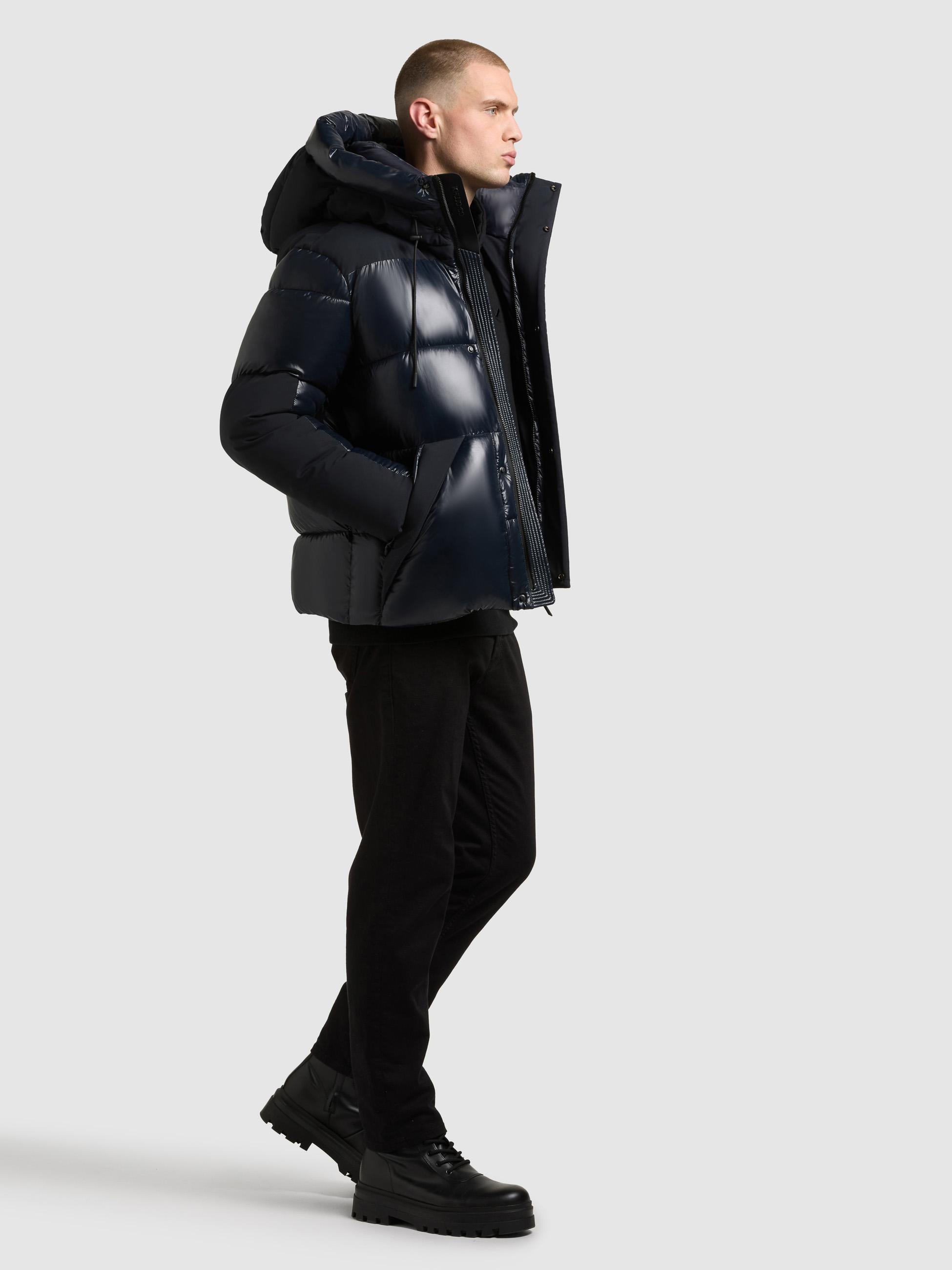 khujo Steppjacke »Alst« mit Kapuze Schimmernde Herren Jacke mit innenliegenden Rucksack-Trägern