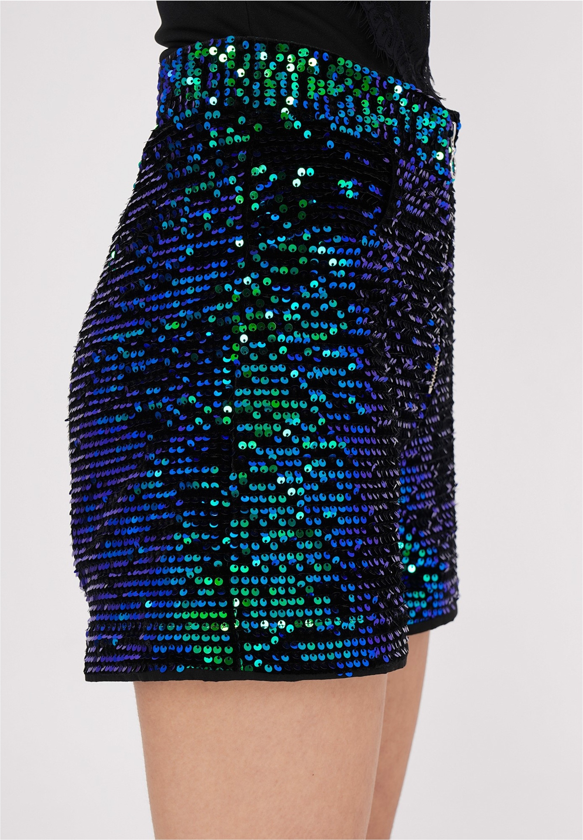 freshlions Shorts »Yara«, mit glitzerndem Paillettenbesatz