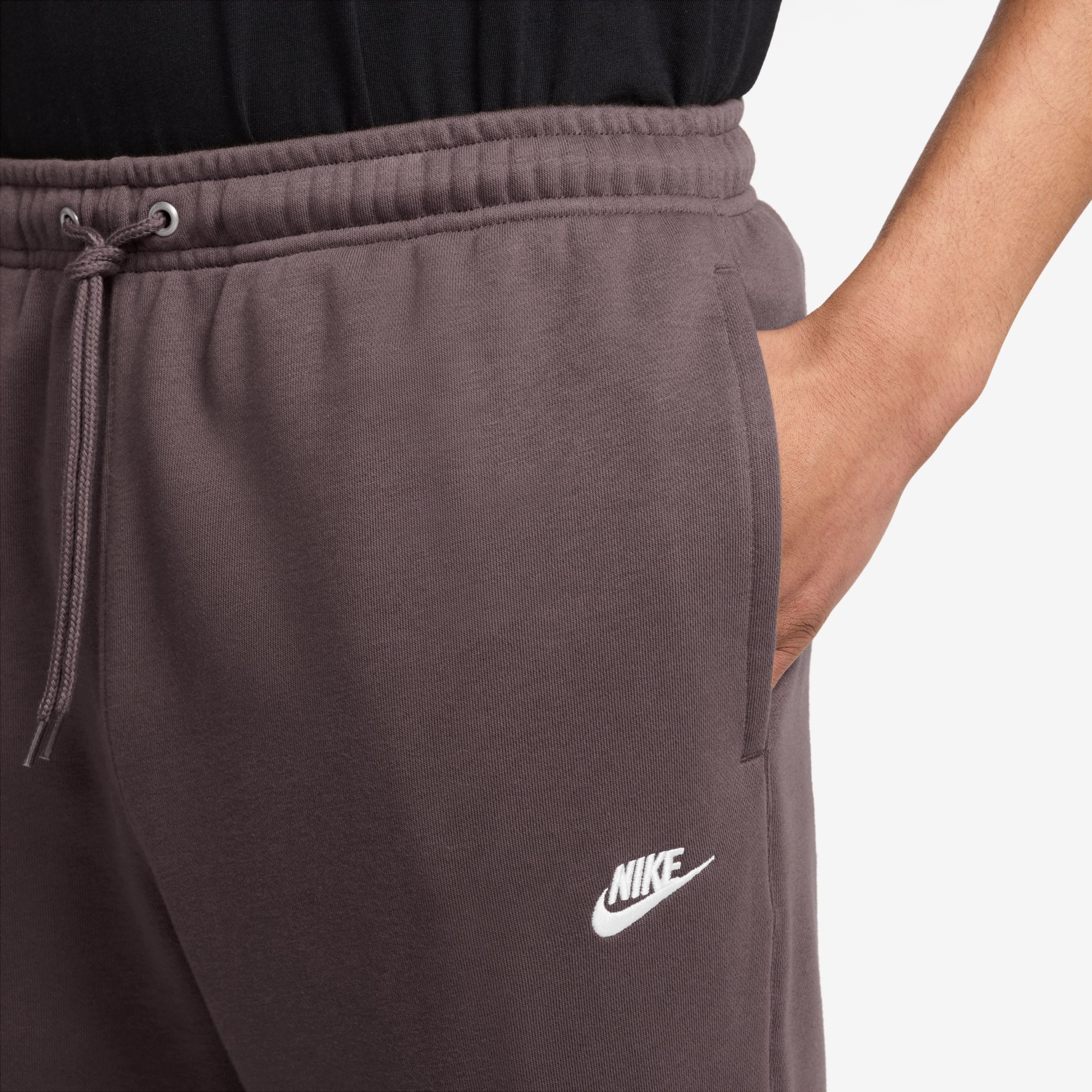 Nike Sportswear Sporthose »M NK CLUB FT JOGGER«  mit Eingrifftaschen und Gesäßtasche, mit Kordelverschluss