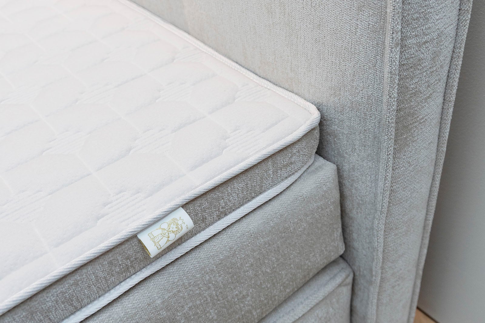 Jockenhöfer Gruppe Boxspringbett »CAPELLO, inkl. Taschenfederkernmatratze H3-H4 und 6cm Kaltschaumtopper« Bezug: Feingewebe, 160x200 oder 180x200 cm