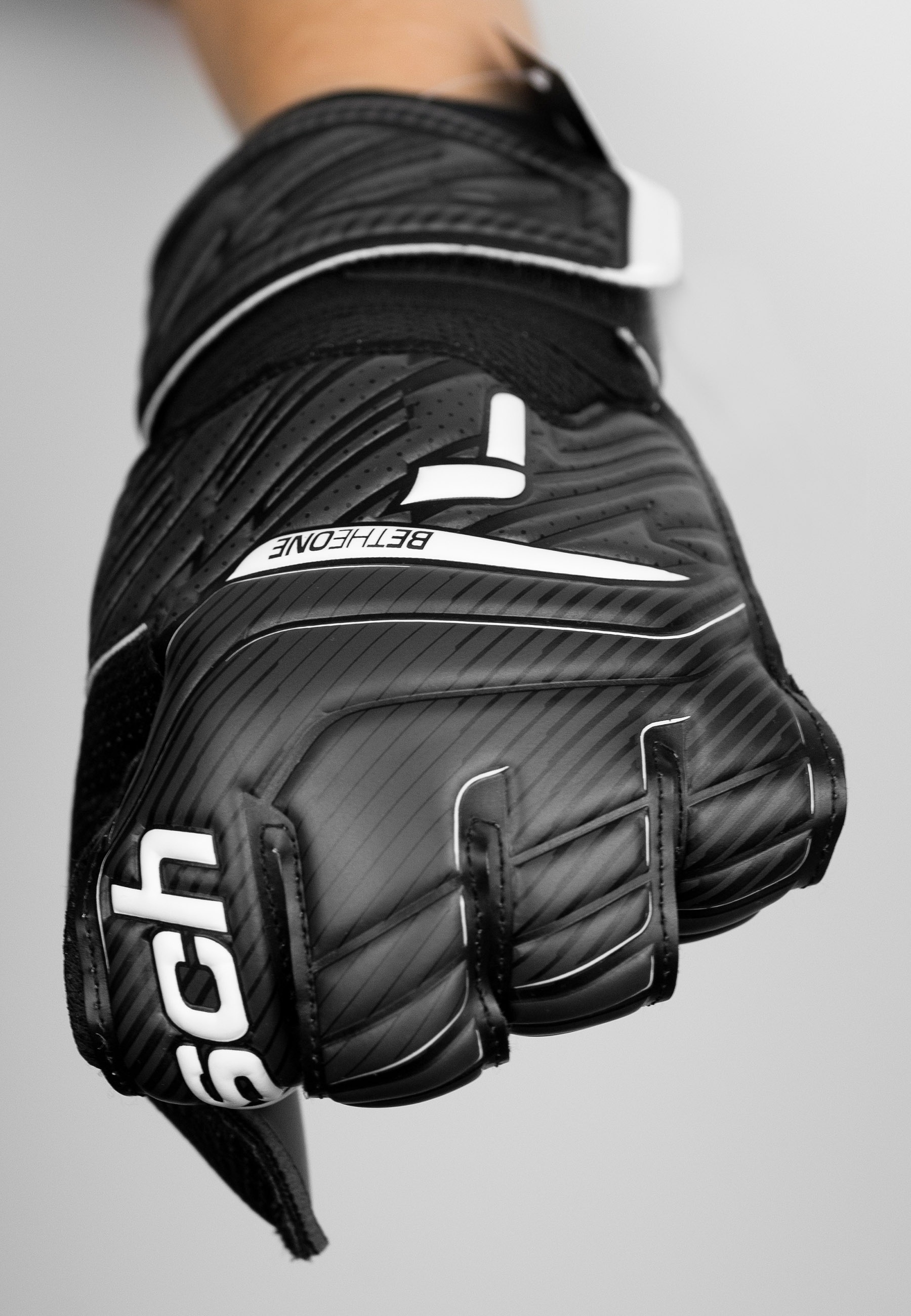 Reusch Torwarthandschuhe »Attrakt Solid«, für alle Spielfeldoberflächen