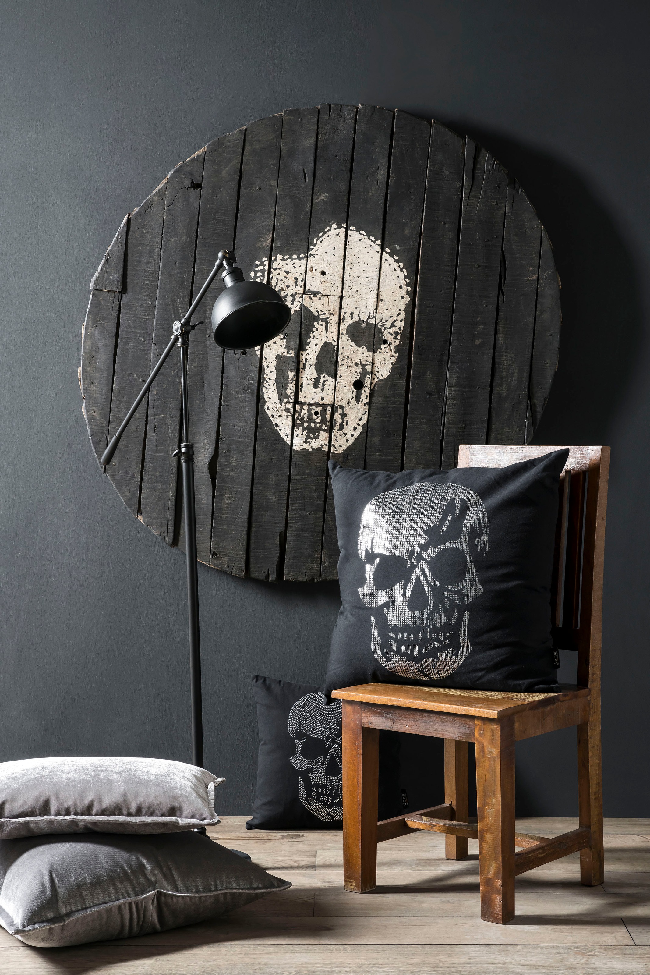 done. Dekokissen "Stone Skull" mit Totenkopf-Applikation, Kissenhüle mit Füllung, 1 Stück