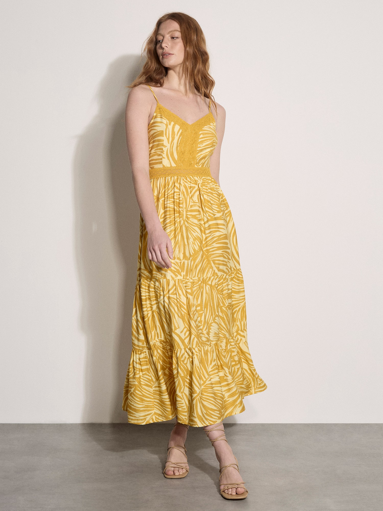 Apricot Maxikleid "Cami-Maxikleid" mit abstraktem Blattmuster und Spitze