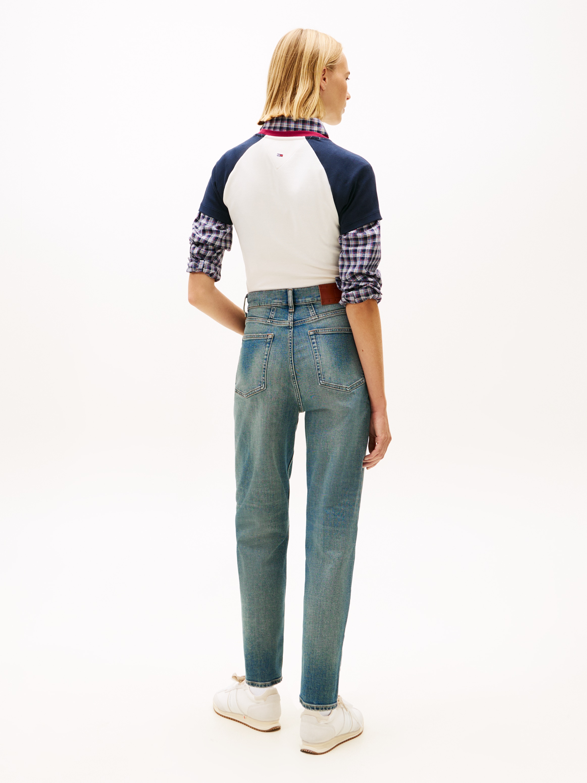 Tommy Jeans Mom-Jeans »MOM JEAN UH TPR« mit Logo-Stickereien, in knöchelfreier Länge