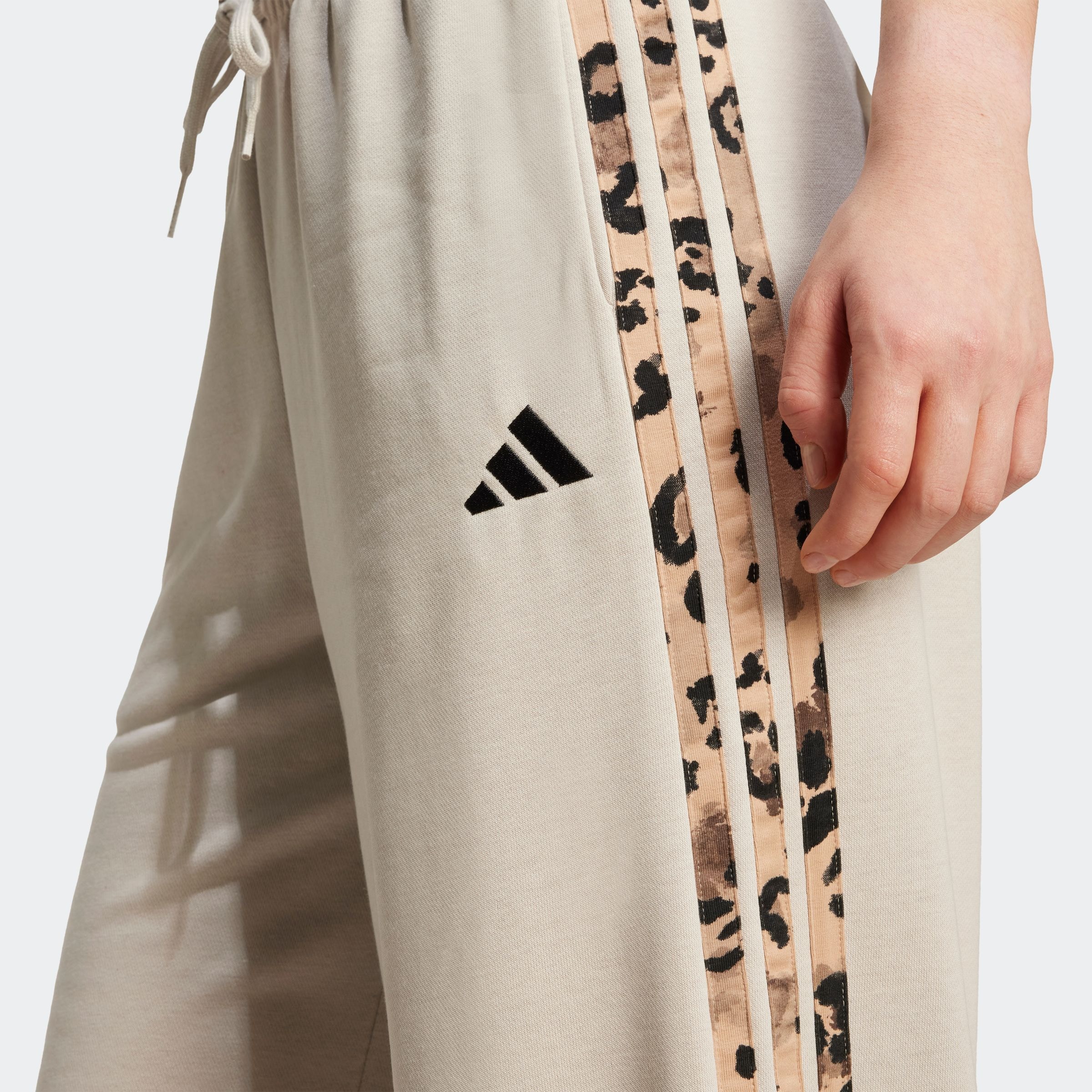 adidas Sportswear Sporthose »W AOP FT PT«, (1 tlg.), Locker geschnitten mit weitem Bein, Tierprint-Details