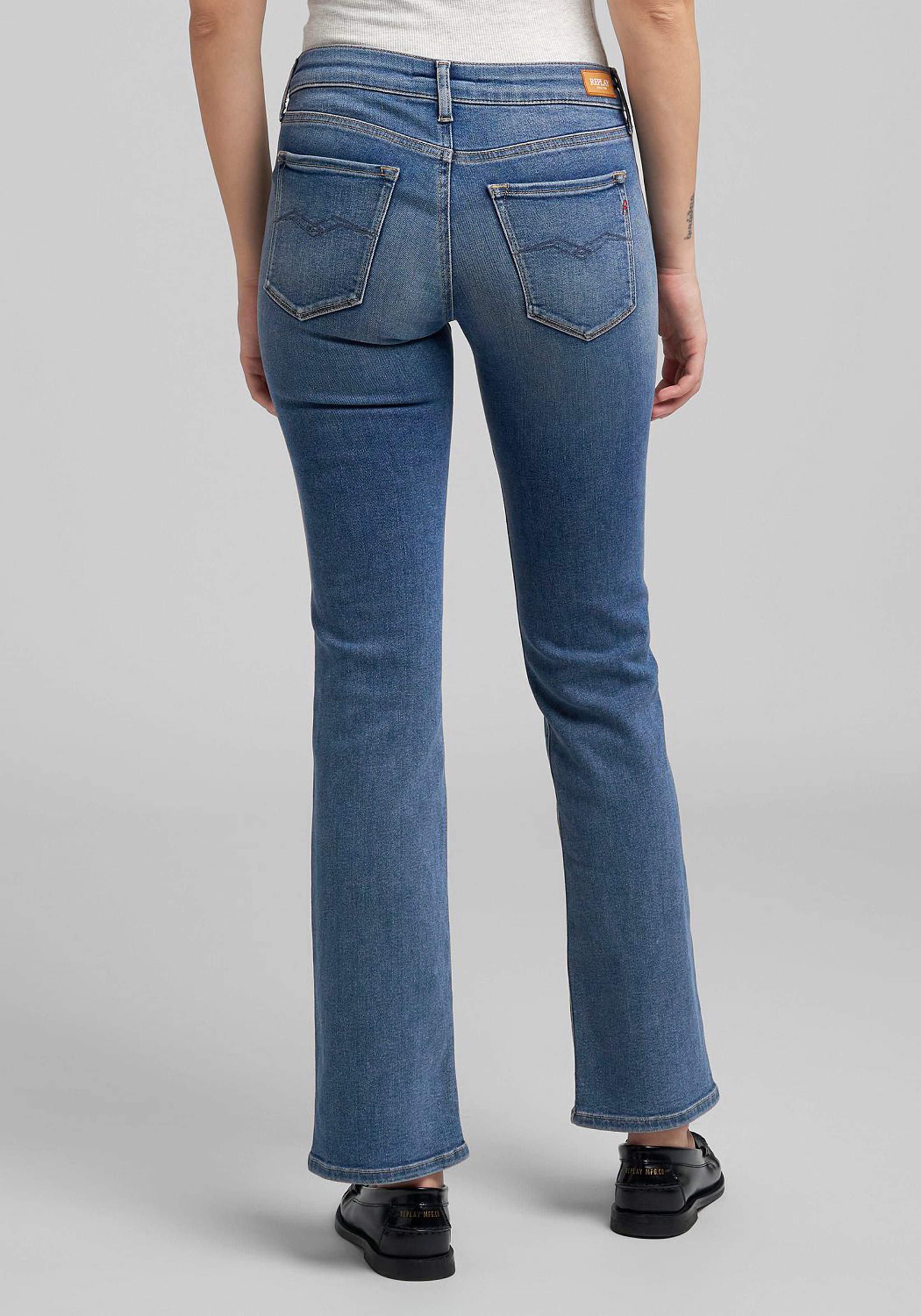Replay Bootcut-Jeans »NEW LUZ« mit gesticktem R an der Gesäßtasche