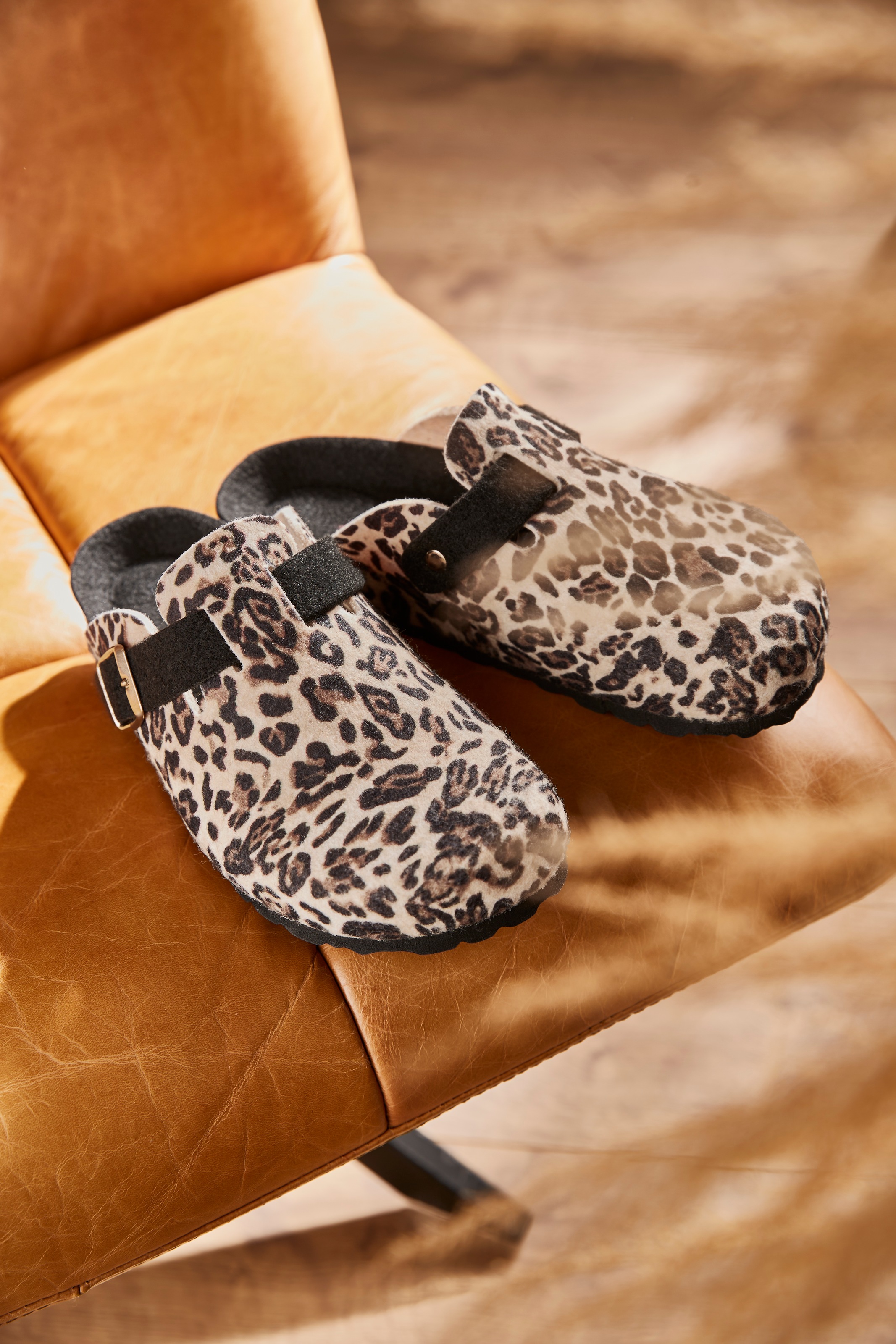 Aniston SHOES Clog, Clog, Hausschuh, Homeslipper, verstellbare Schnalle - N günstig online kaufen