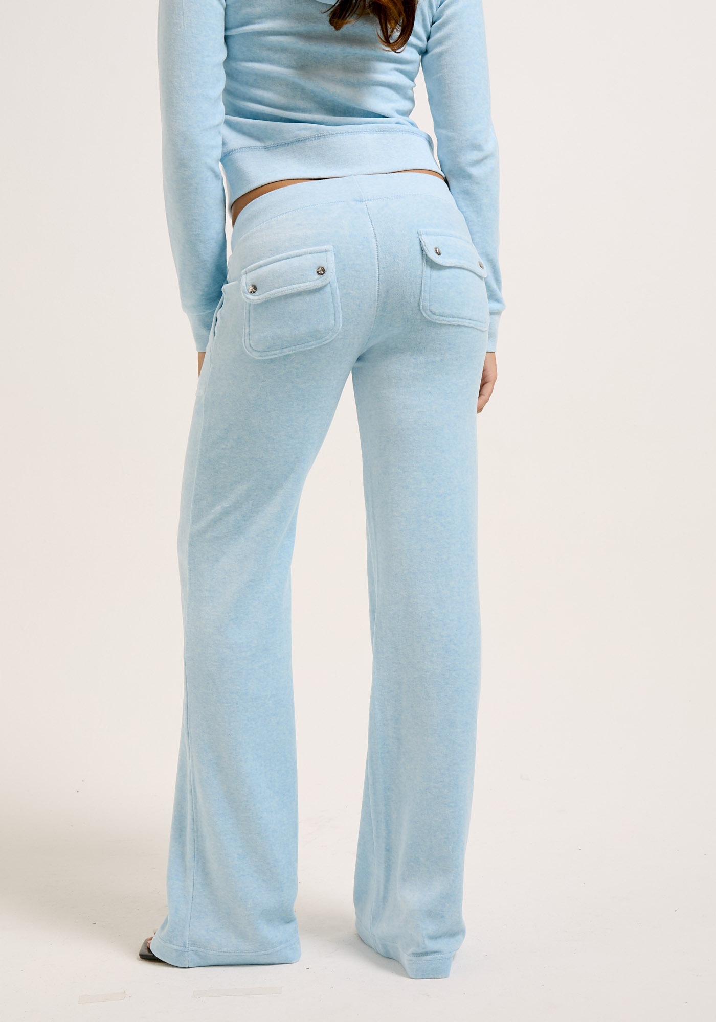 Juicy Couture Sweathose »LAYLA LOW RISE POCKETED FLARE PANT Damen«  Trainingshose Damen, Sweathose, Velour, Jogginghose mit Glitzer, Sale