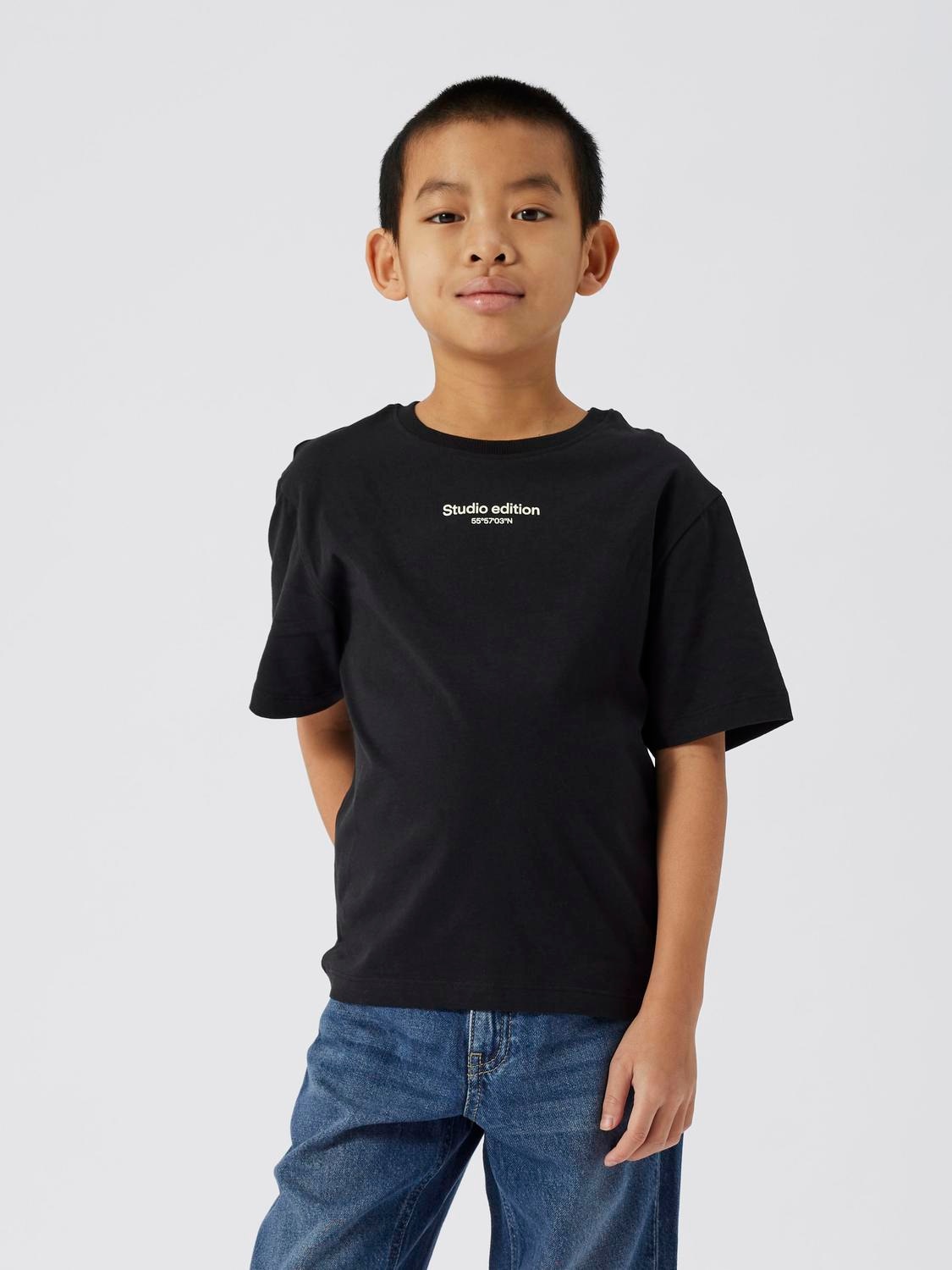 Name It T-Shirt "NKMBRODY SS NREG TOP NOOS" mit dezentem 3D-Frontmotiv